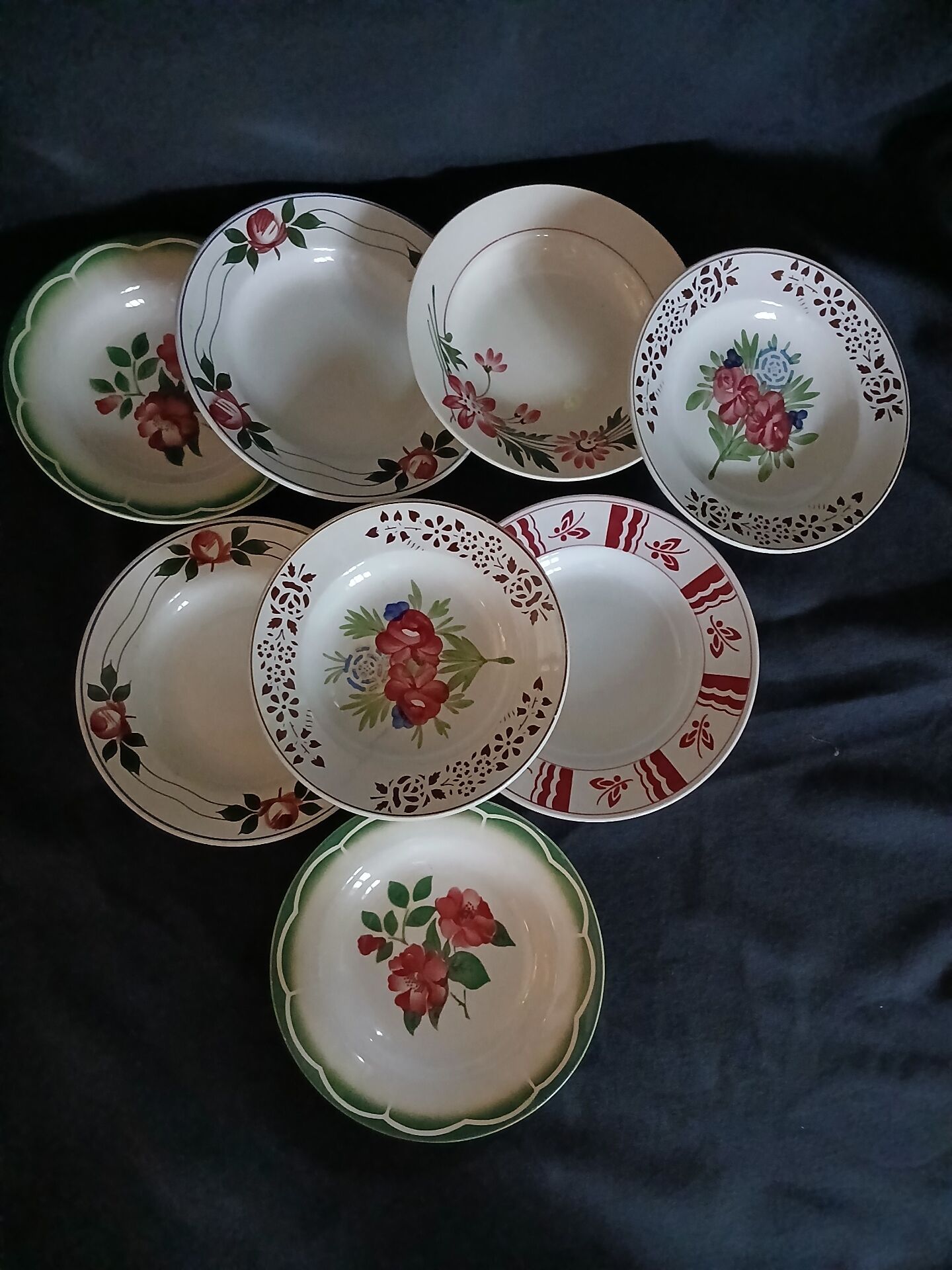 8 assiettes creuses anciennes dépareillées 