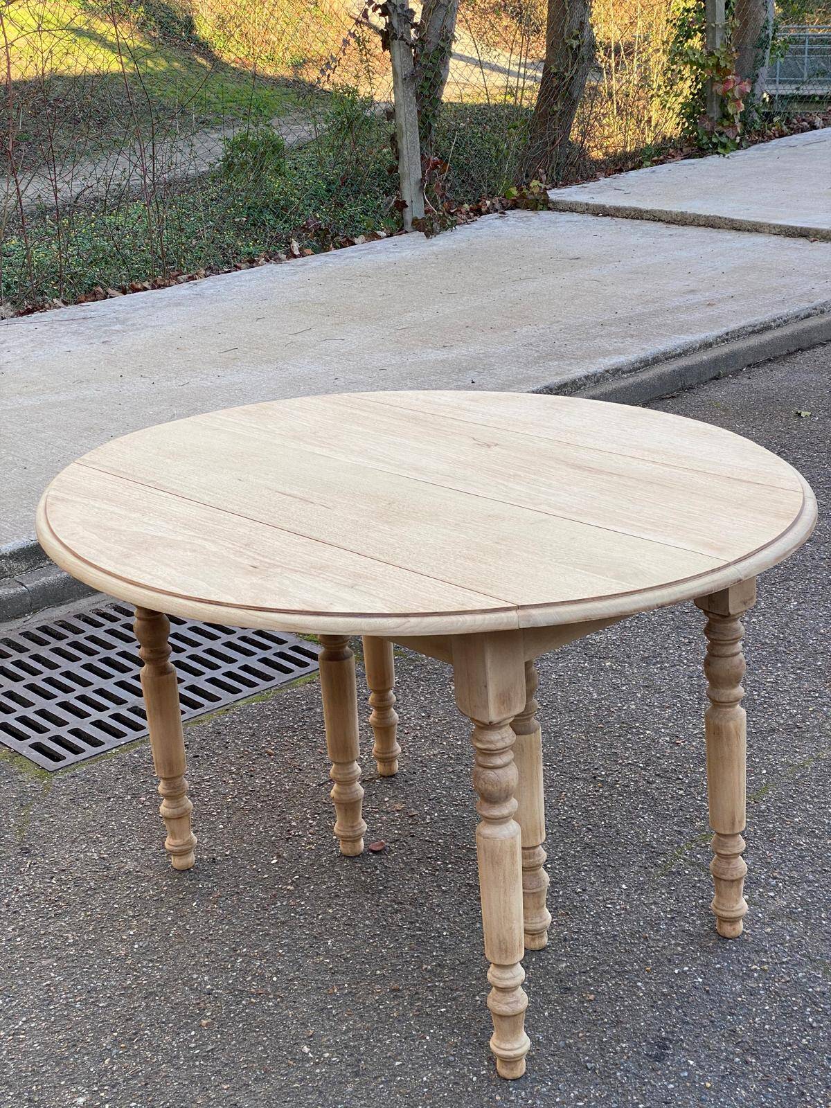 Renovated round extendable dining table with flaps, 6 extensions, 300cm.