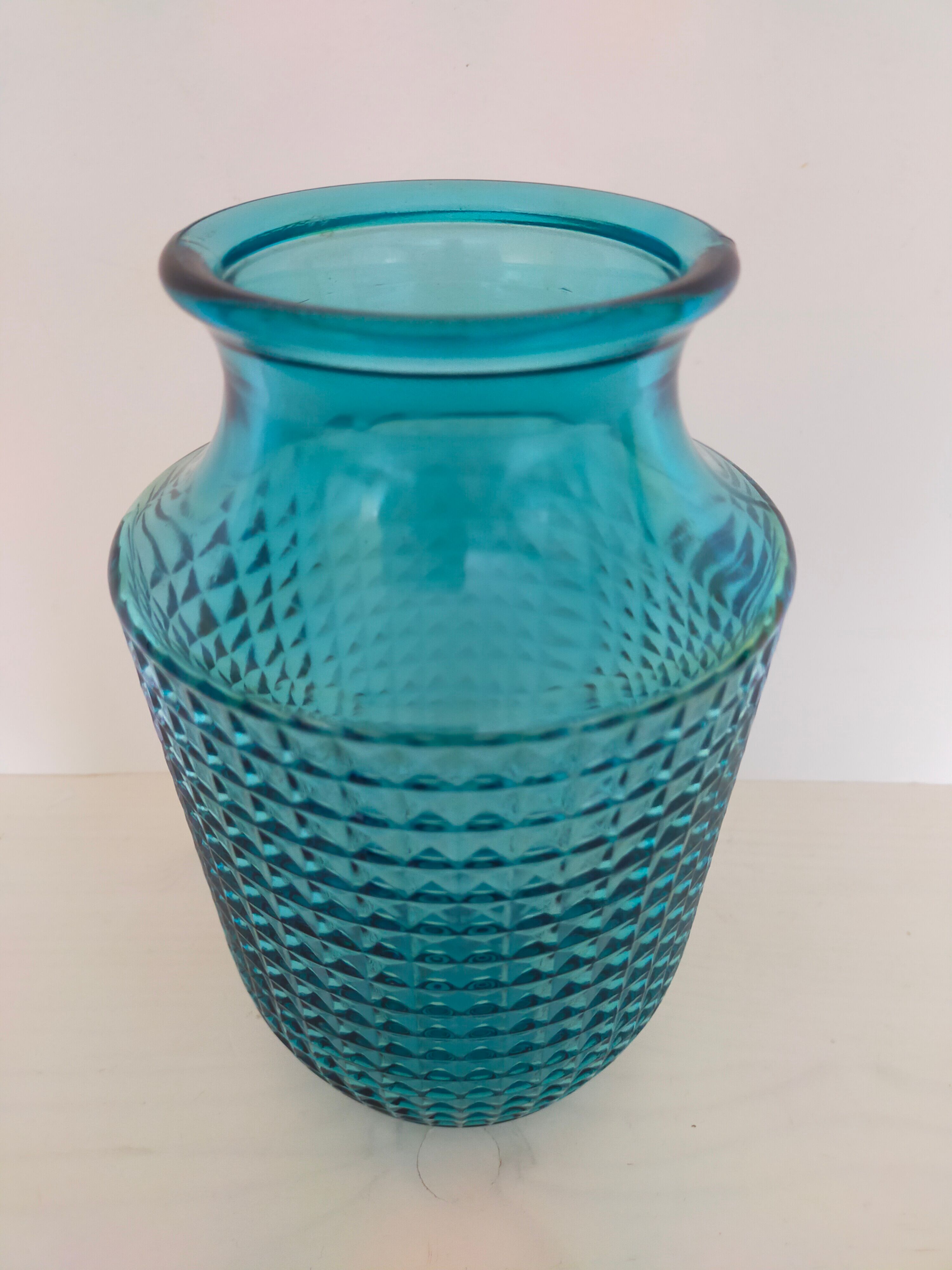 Vase en verre bleu moulé vintage