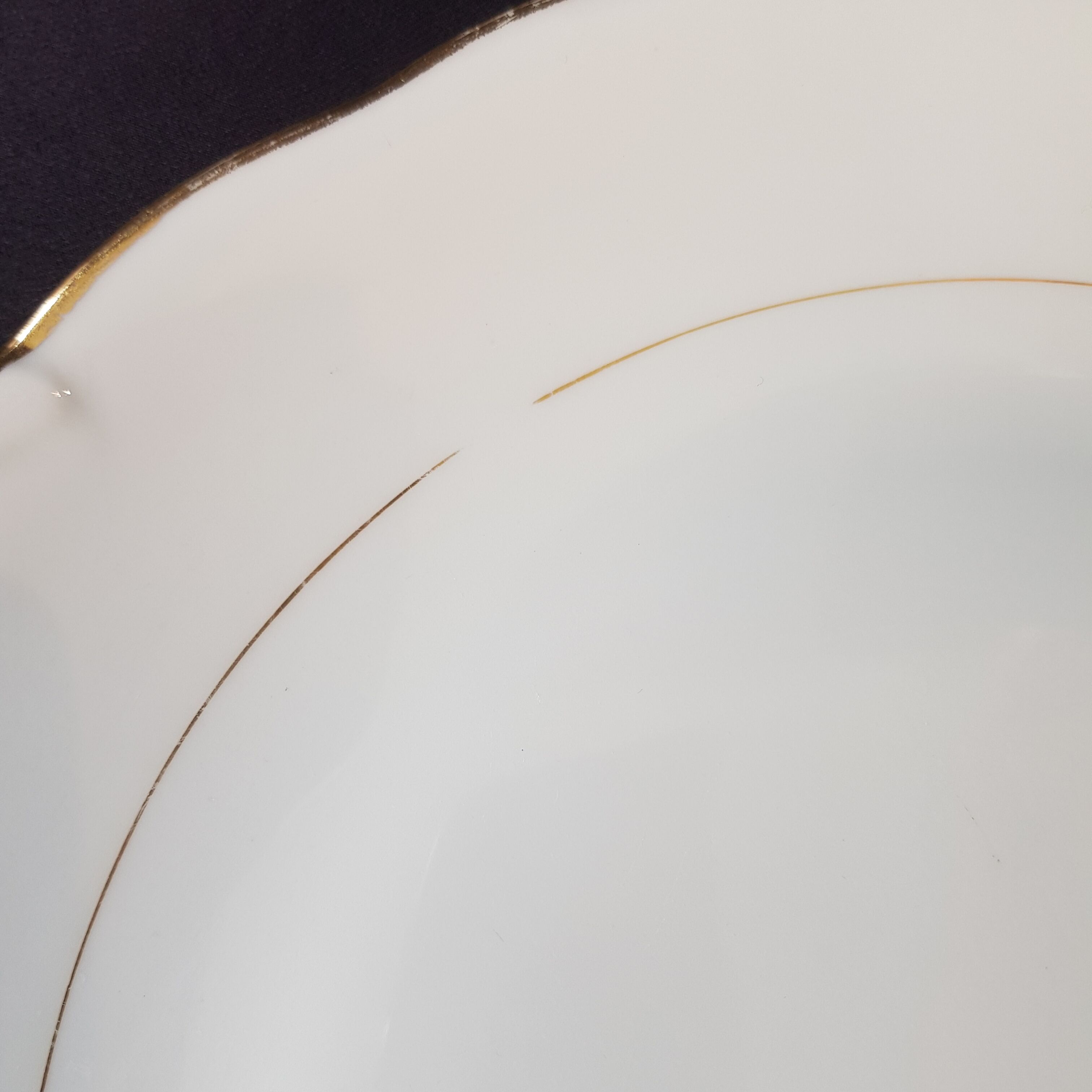 Porcelain presentation dish