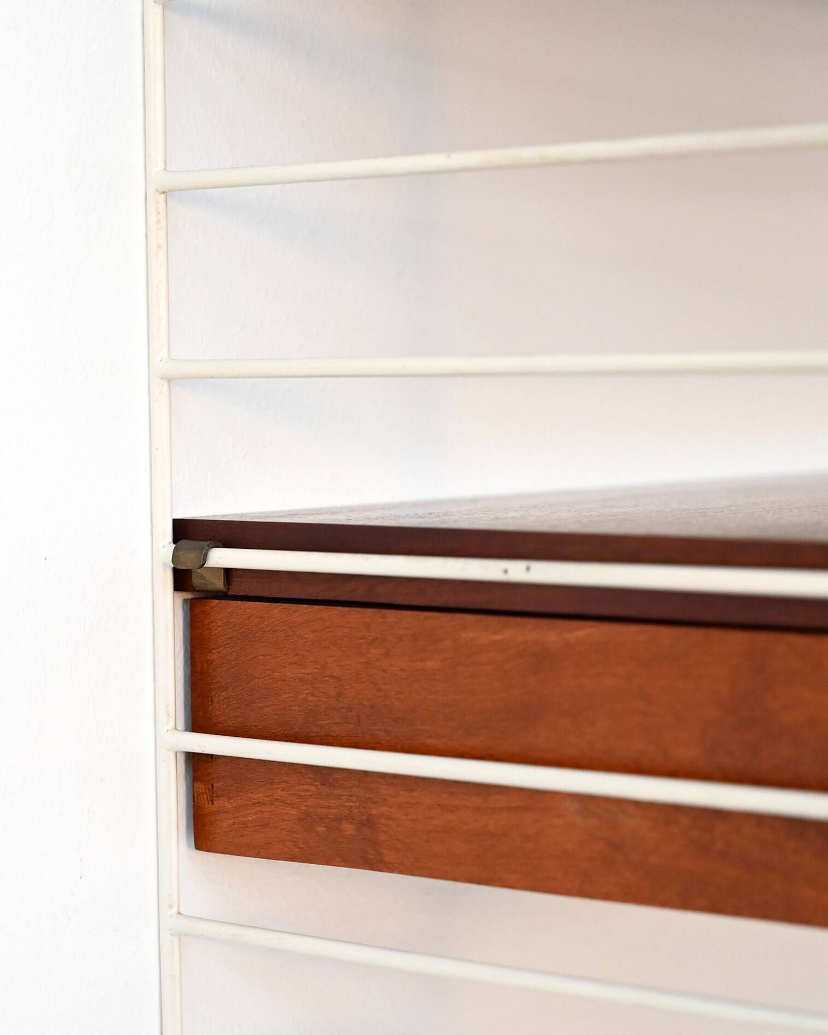 “BFB-hyllan” wall shelving unit by Nisse Strinning for String, 1950s