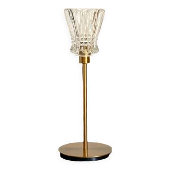 Lampe à poser avec un abat jour en verre cristal, comme un vase et un pied doré