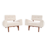Paire de fauteuils contemporains en noyer italien avec rembourrage en bouclé blanc.