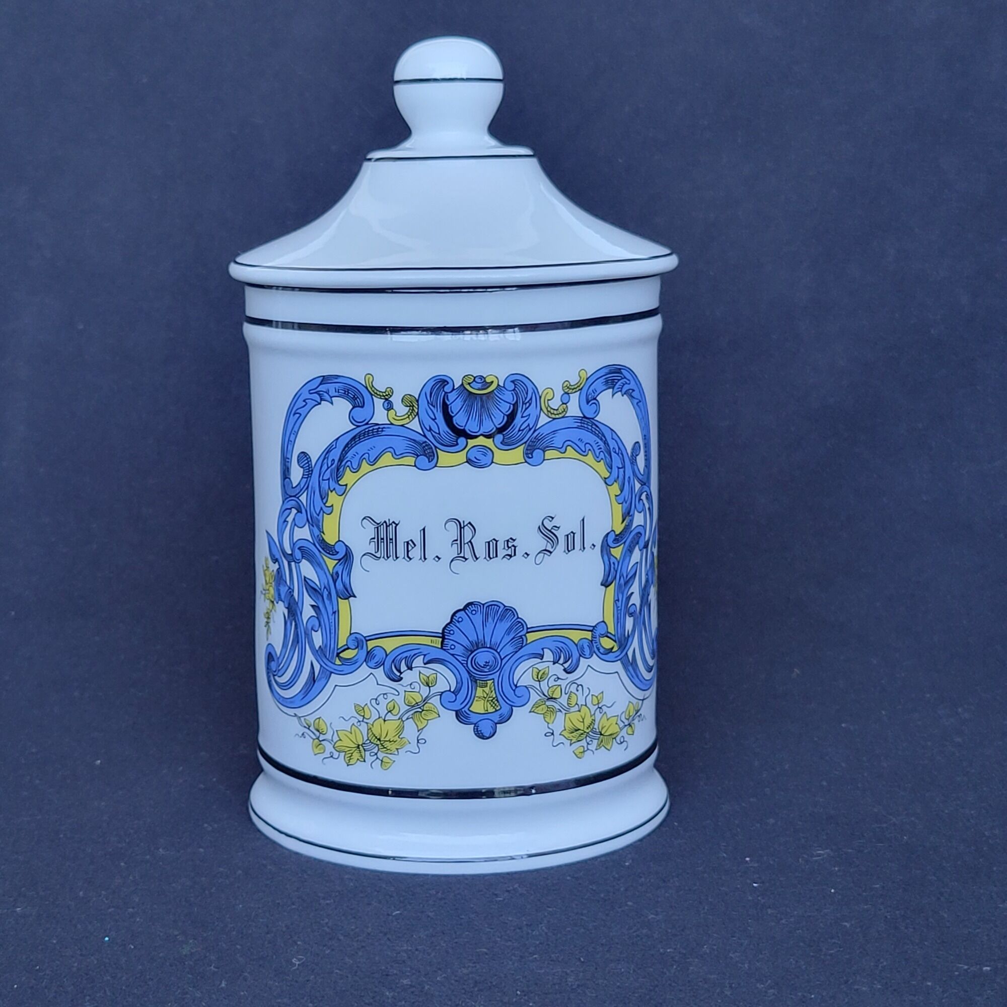 Apothecary pharmacy pot in Mel porcelain. Ros. Ground.