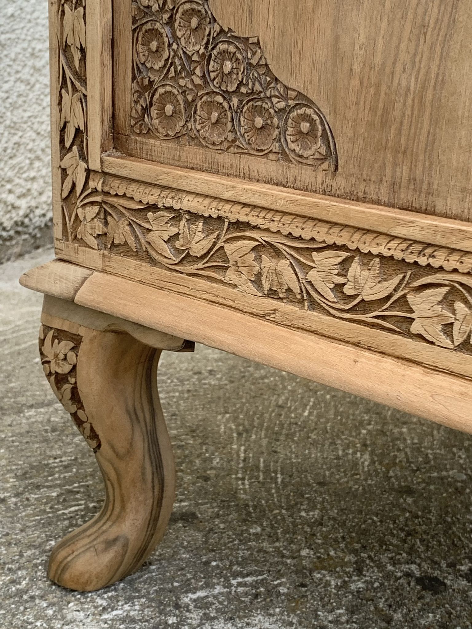 Commode vintage basse Padouk Massif sculpté 1950