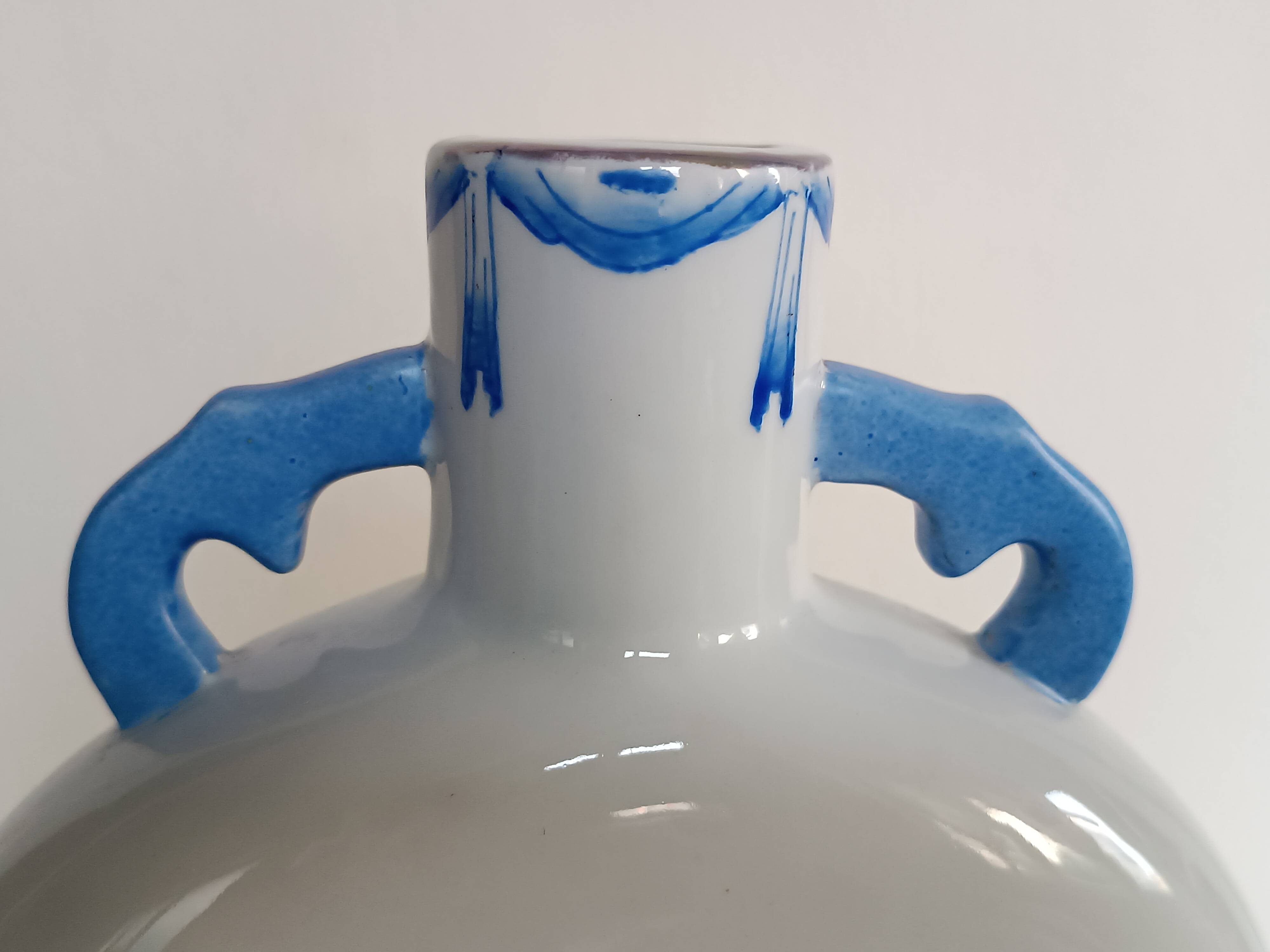 Gourd-shaped blue and white porcelain vase from China, 19th century.