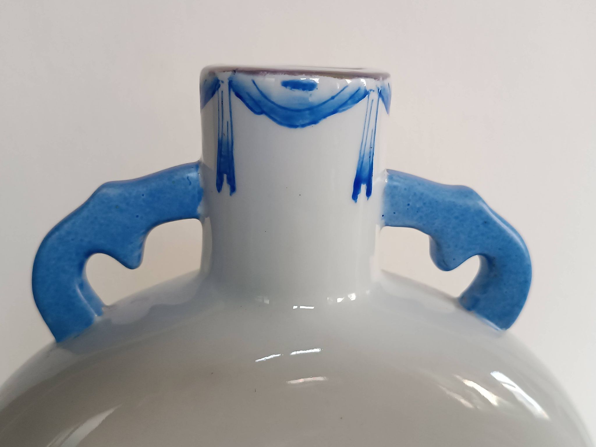 Gourd-shaped blue and white porcelain vase from China, 19th century.