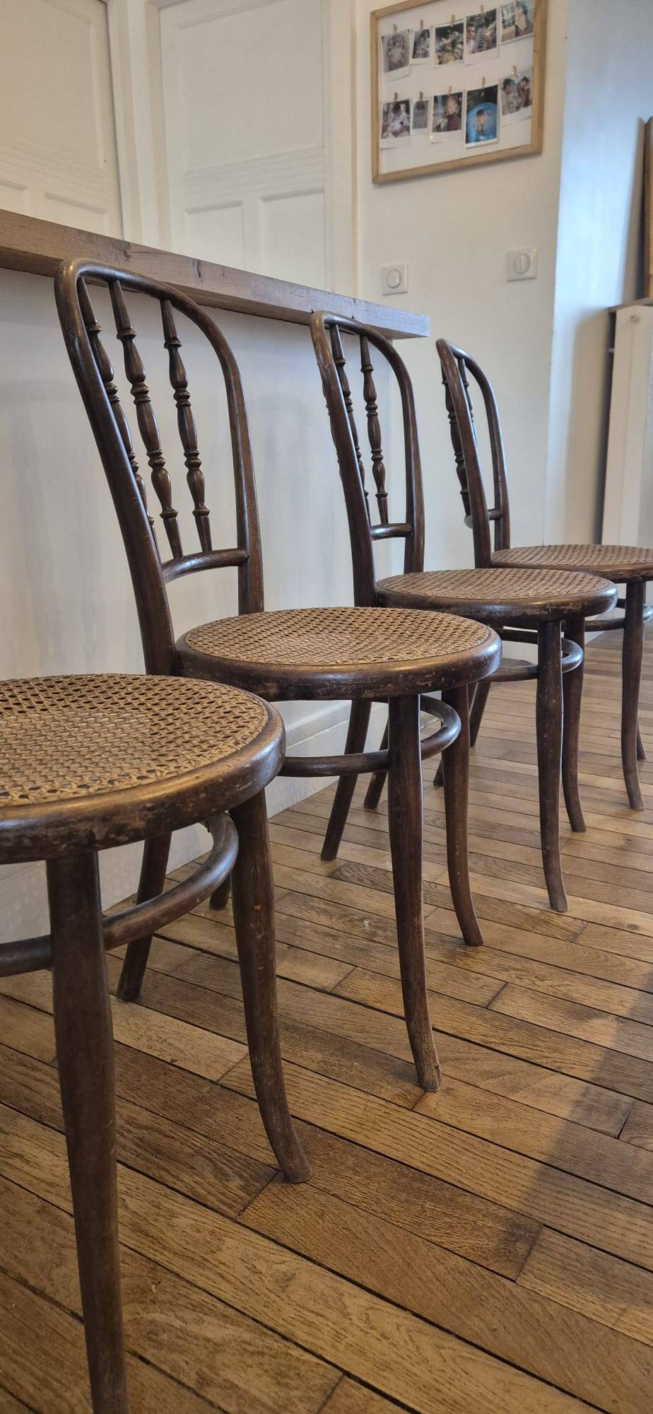 Lot de 4 chaises signées Thonet avec cannage