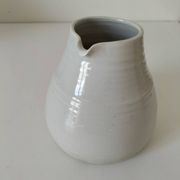 Pichet en grès blanc tourné main – céramique artisanale signée