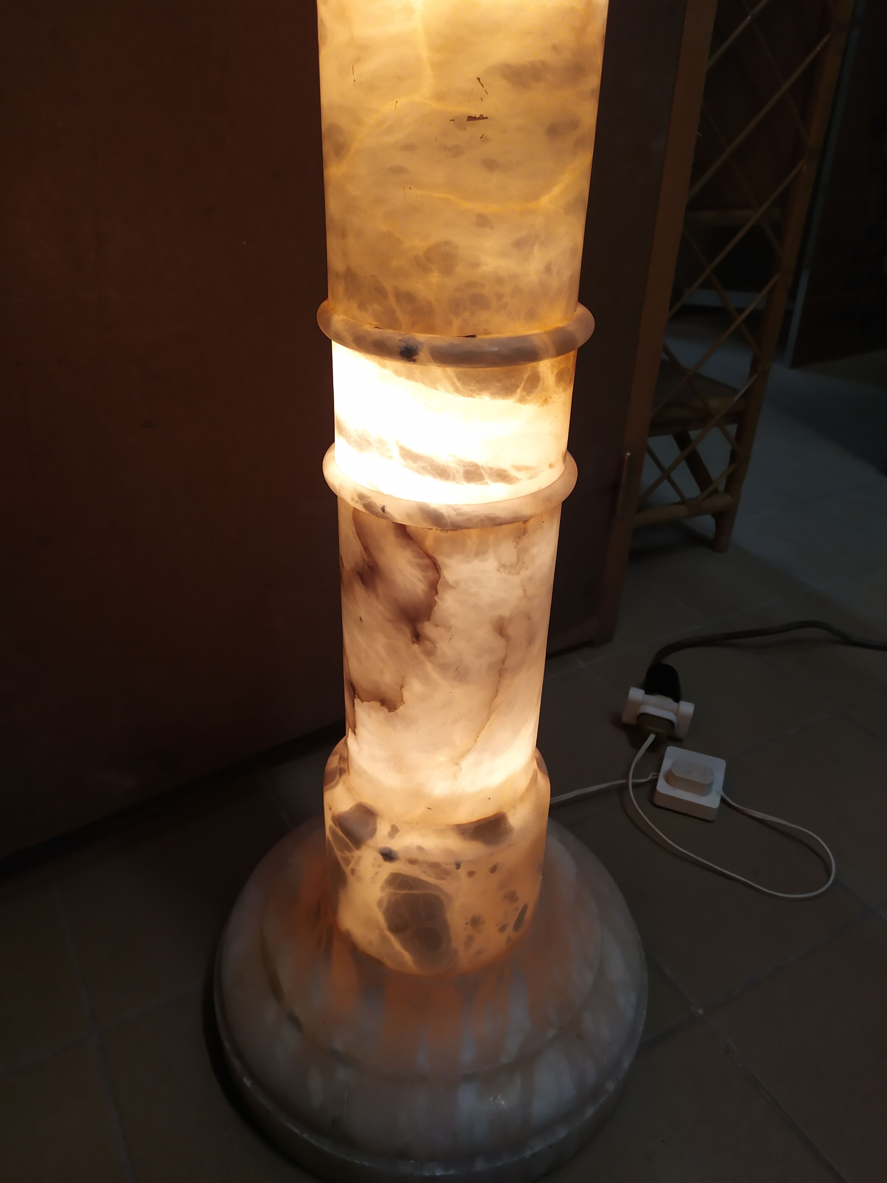 Column in bright alabaster 87 cm 3 fires