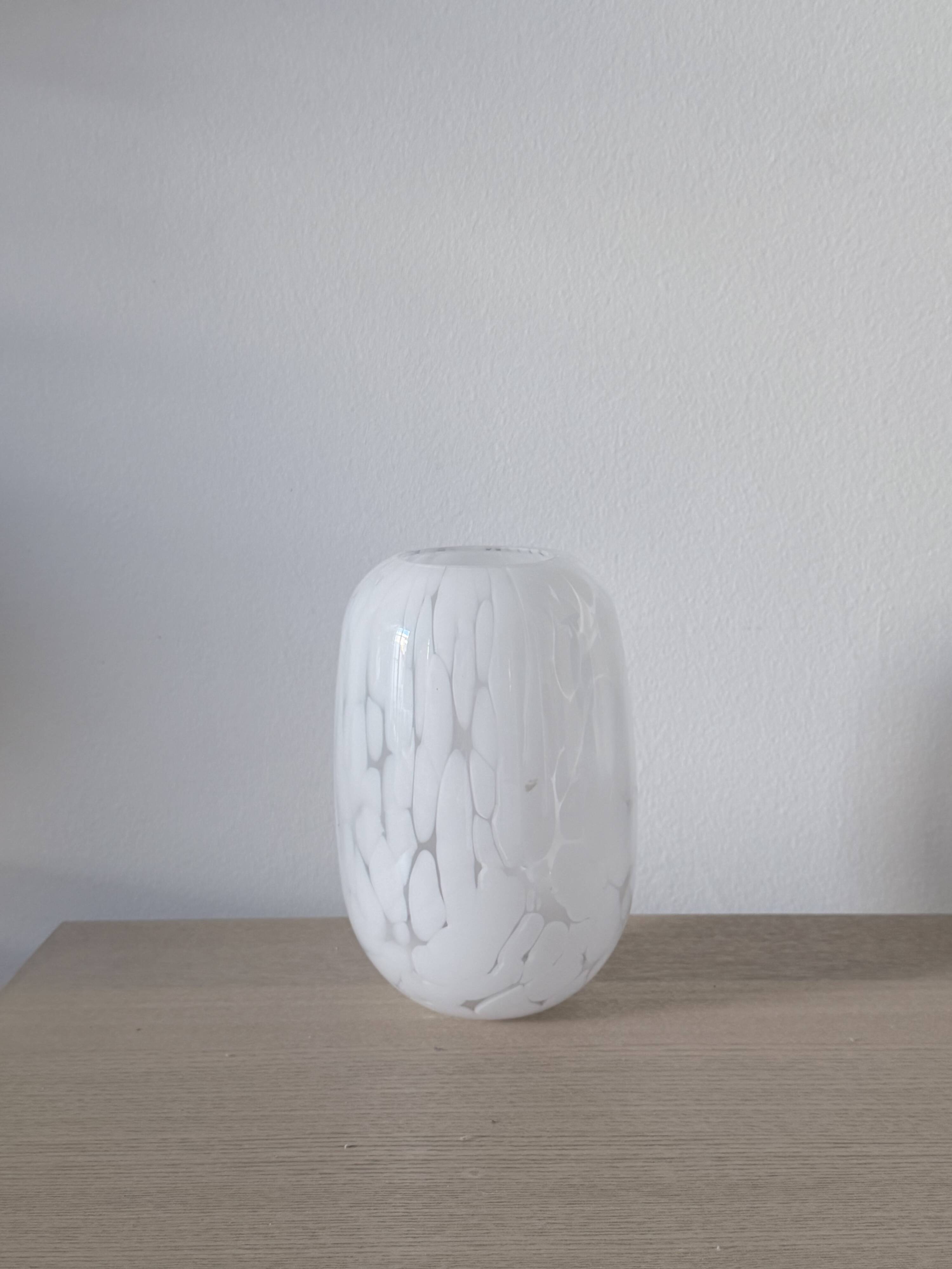 Petit vase en verre blanc moucheté