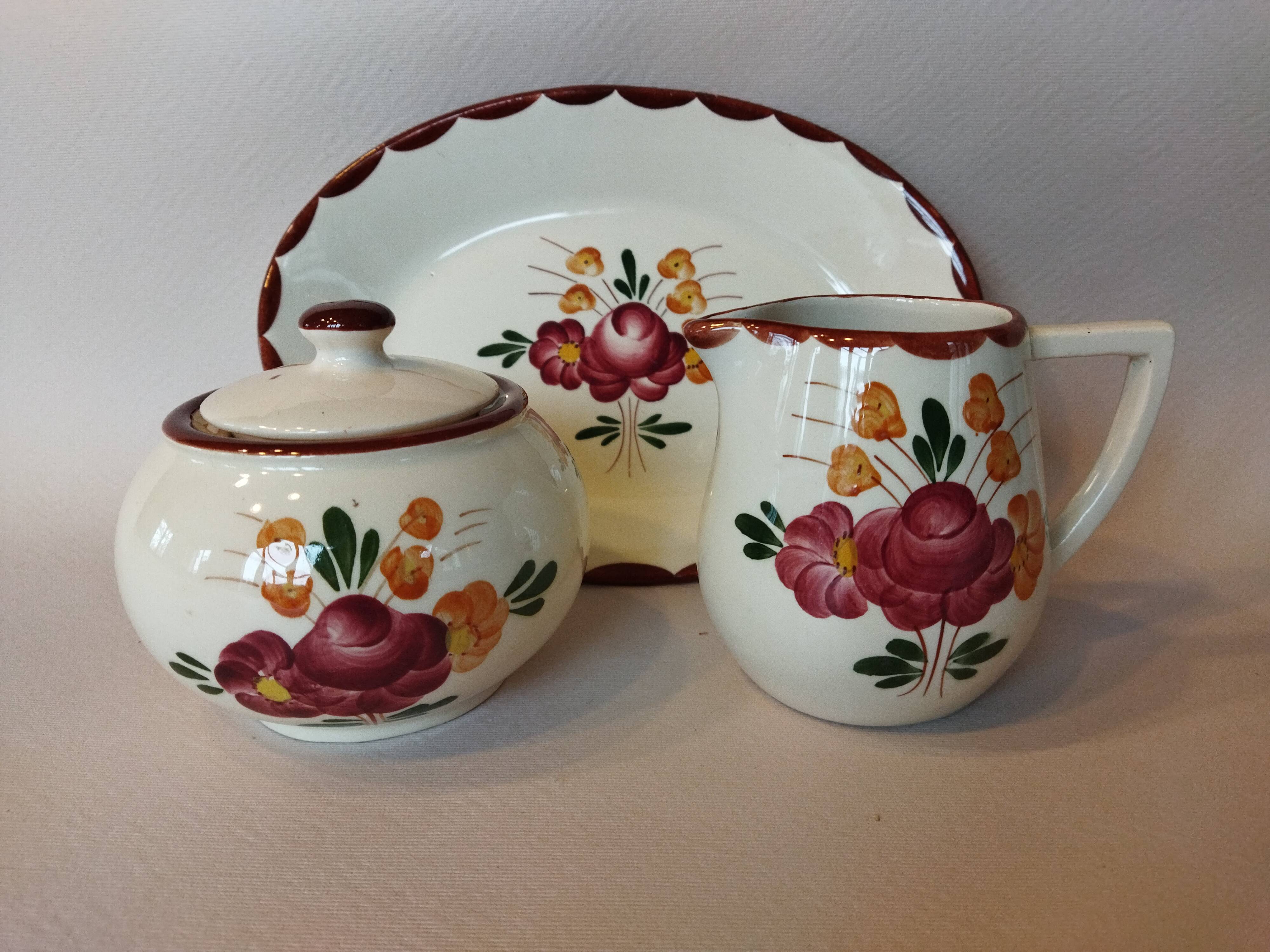 Longchamp Agen model sugar bowl and creamer on tray