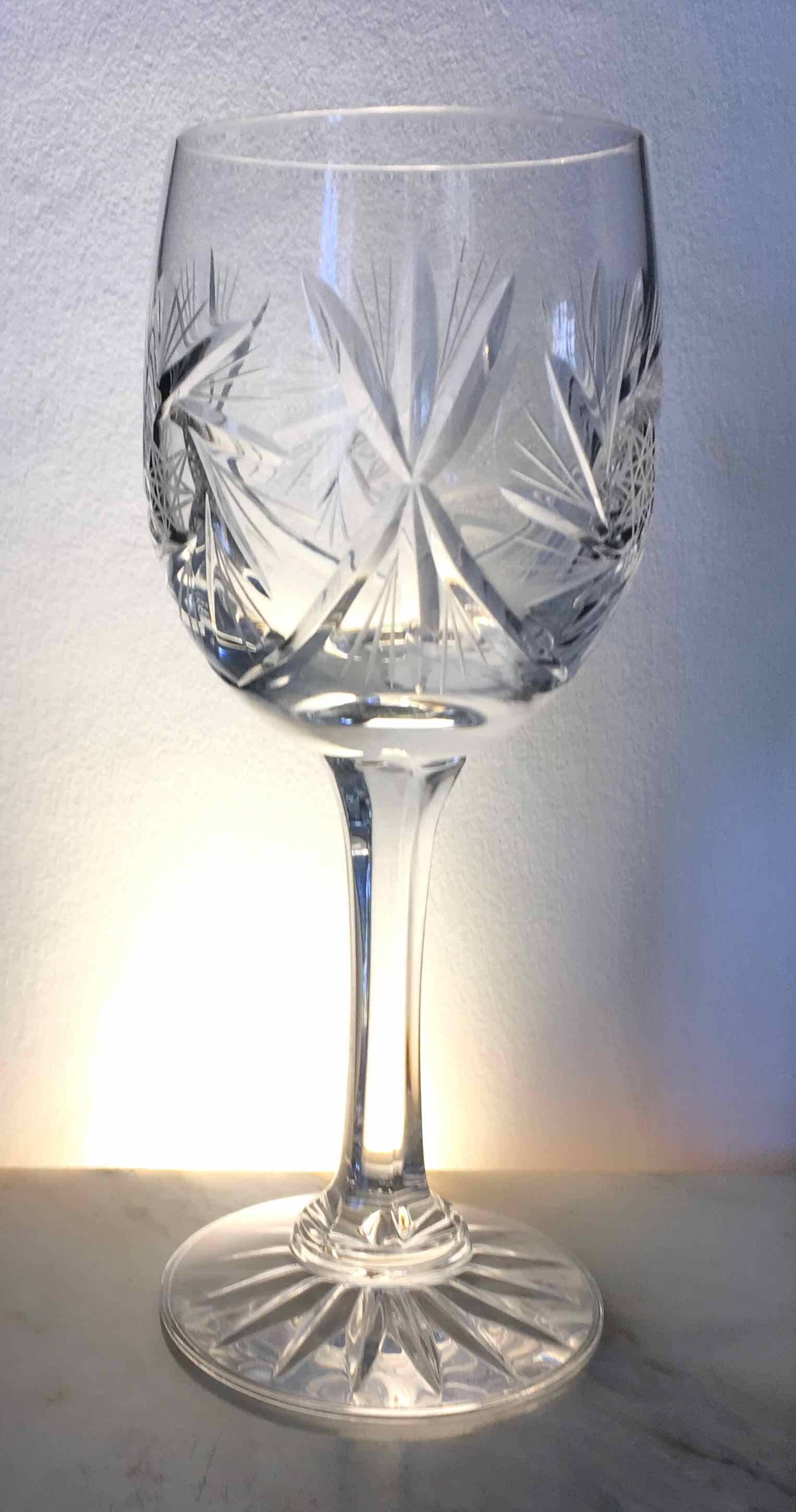 Set de 12 verres à vin en cristal taillé