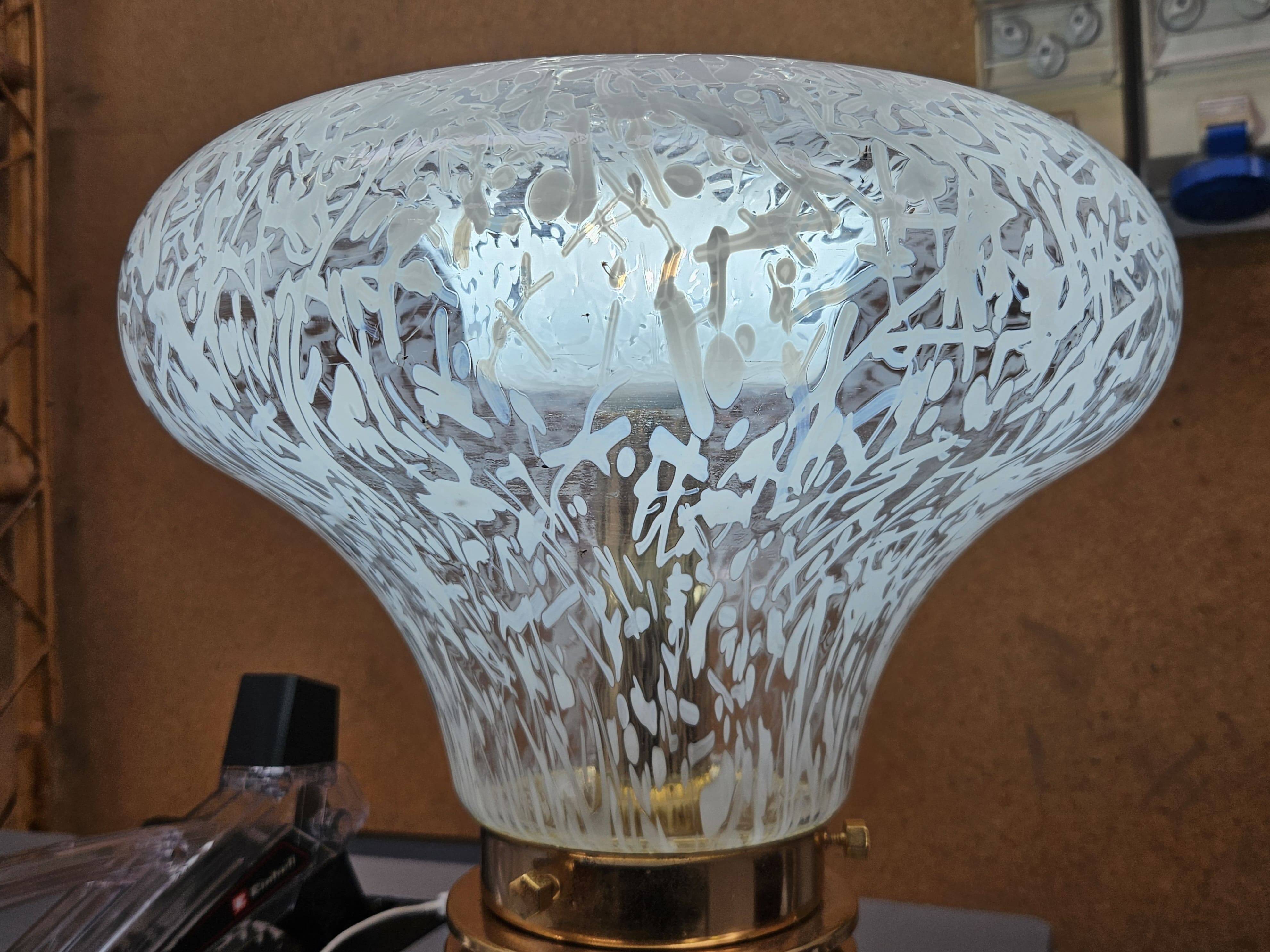 1970s table lamp in worked glass and gold metal