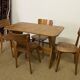 Ensemble table et 4 chaises en bois vintage