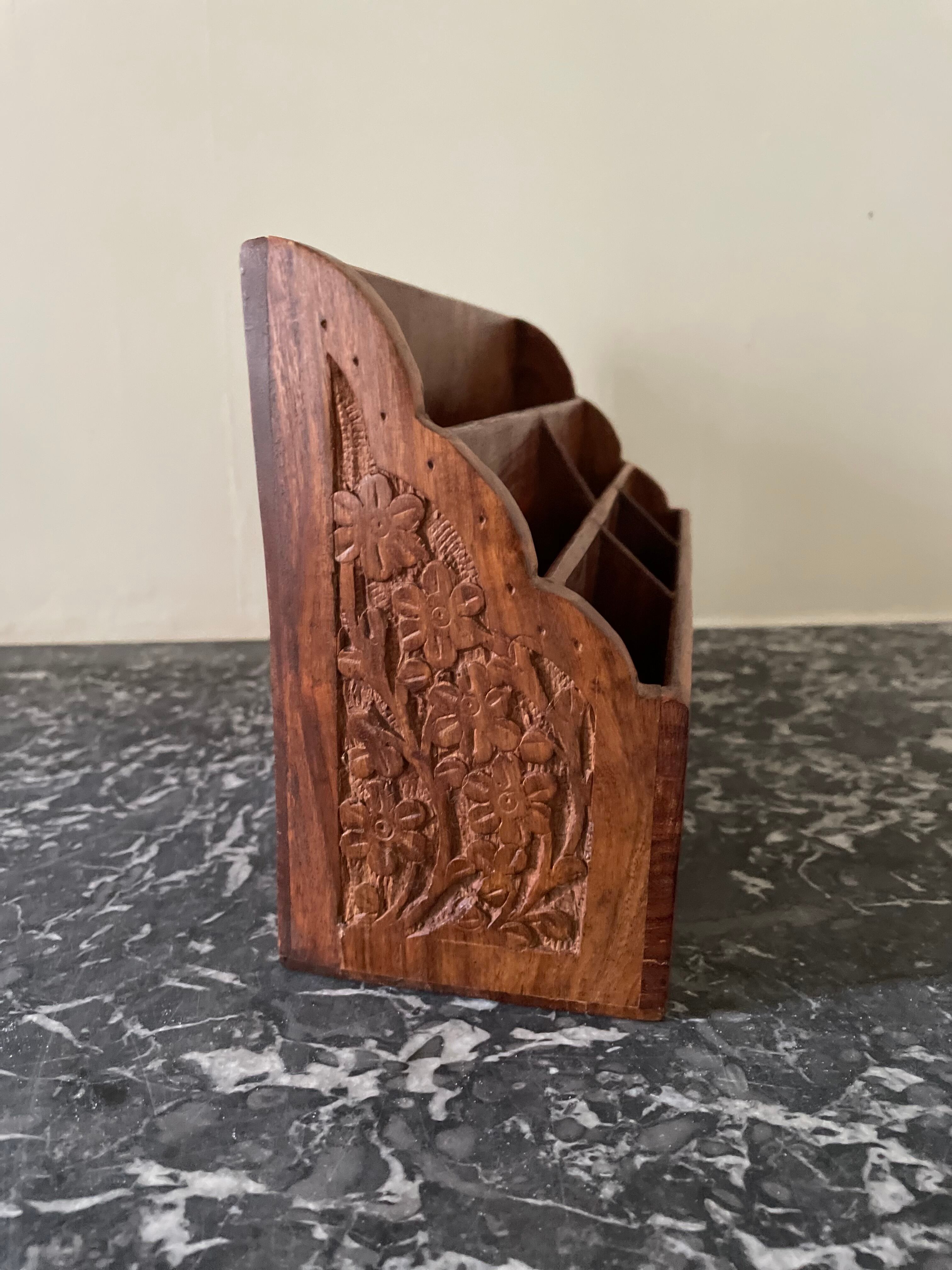 Porte courriers en bois sculpté