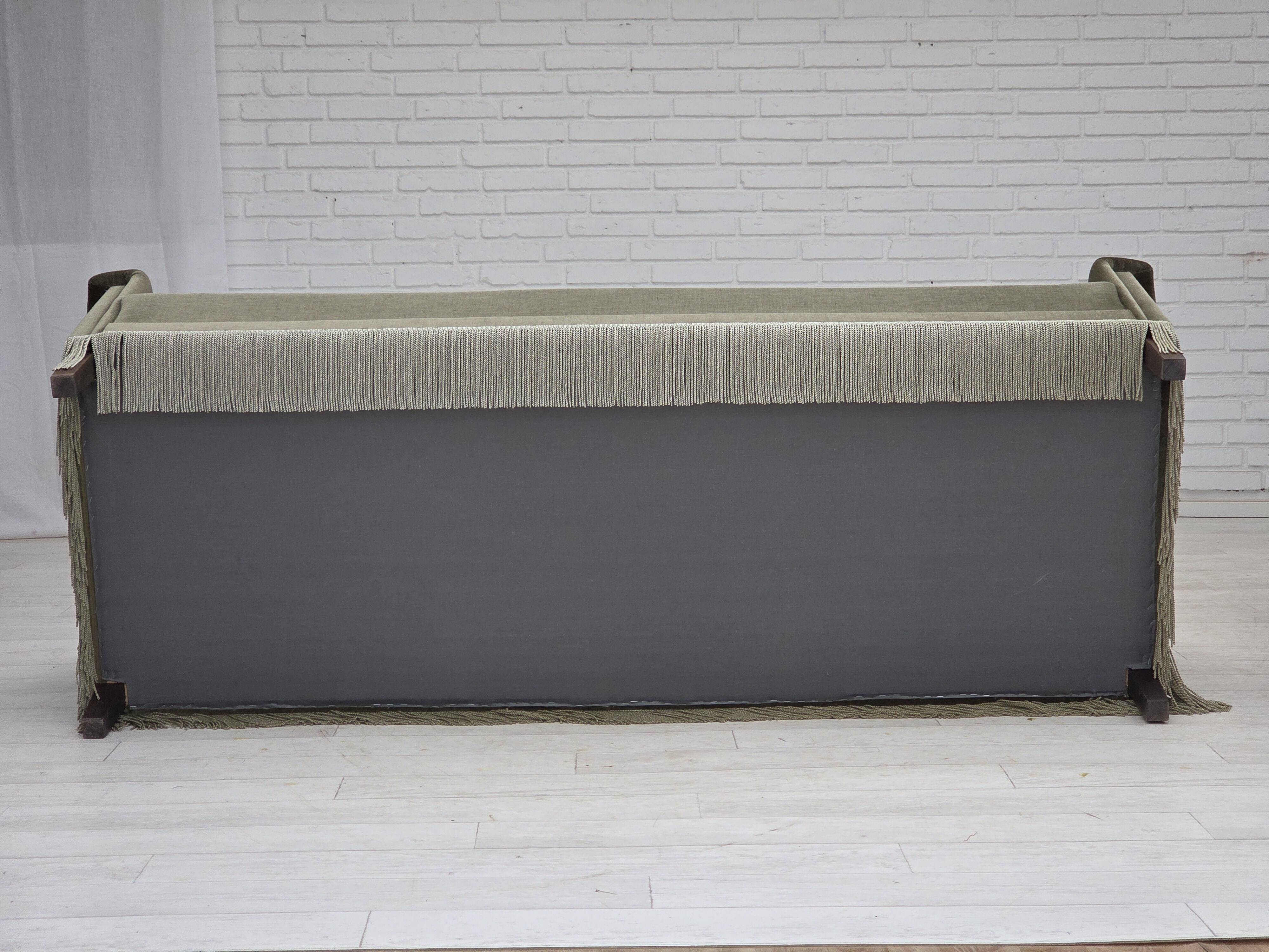 Canapé 3 places danois des années 1970, velours vert, bois de hêtre.