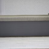 Canapé 3 places danois des années 1970, velours vert, bois de hêtre.