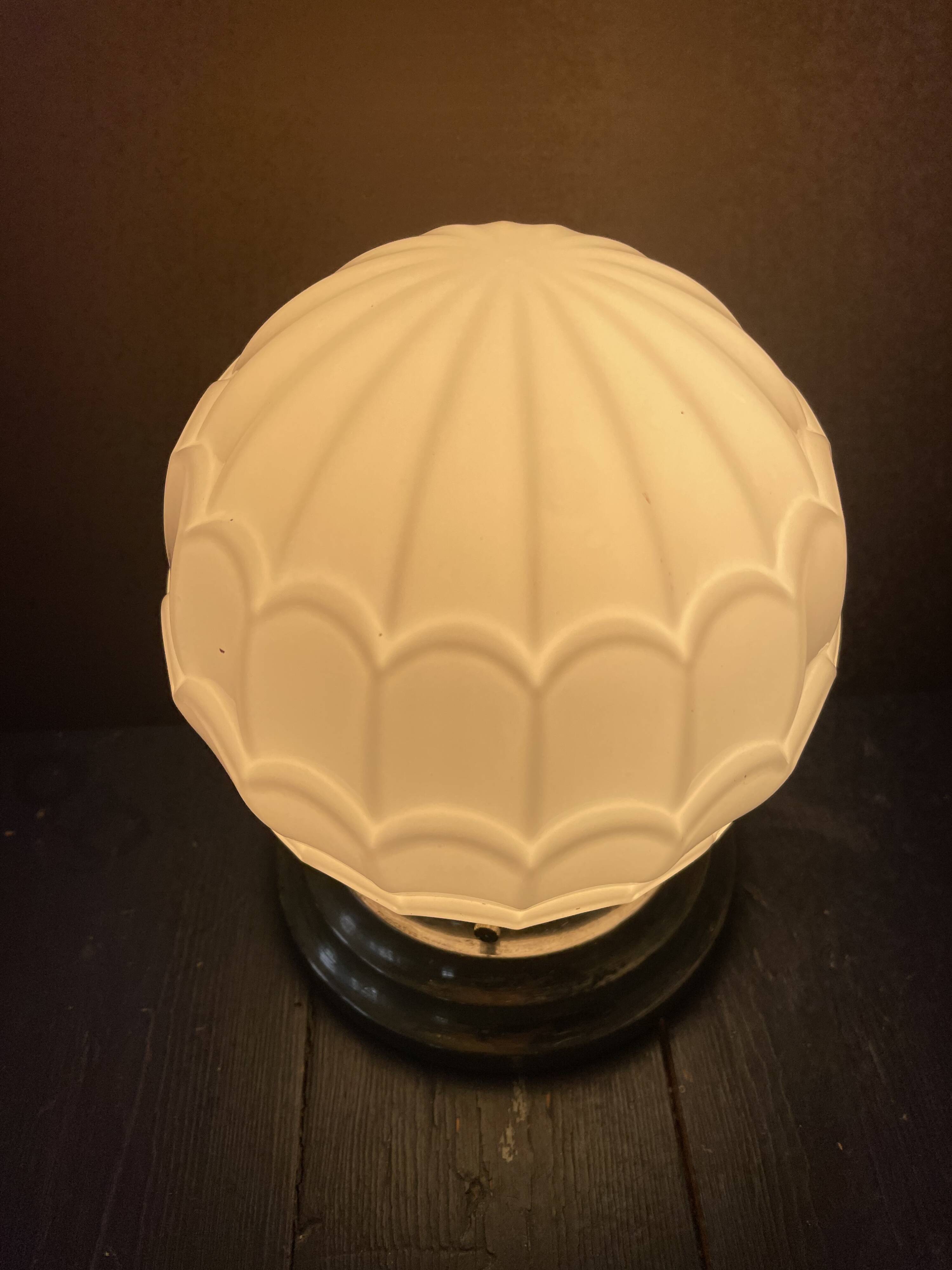 Plafonnier Art Déco ancien / opaline