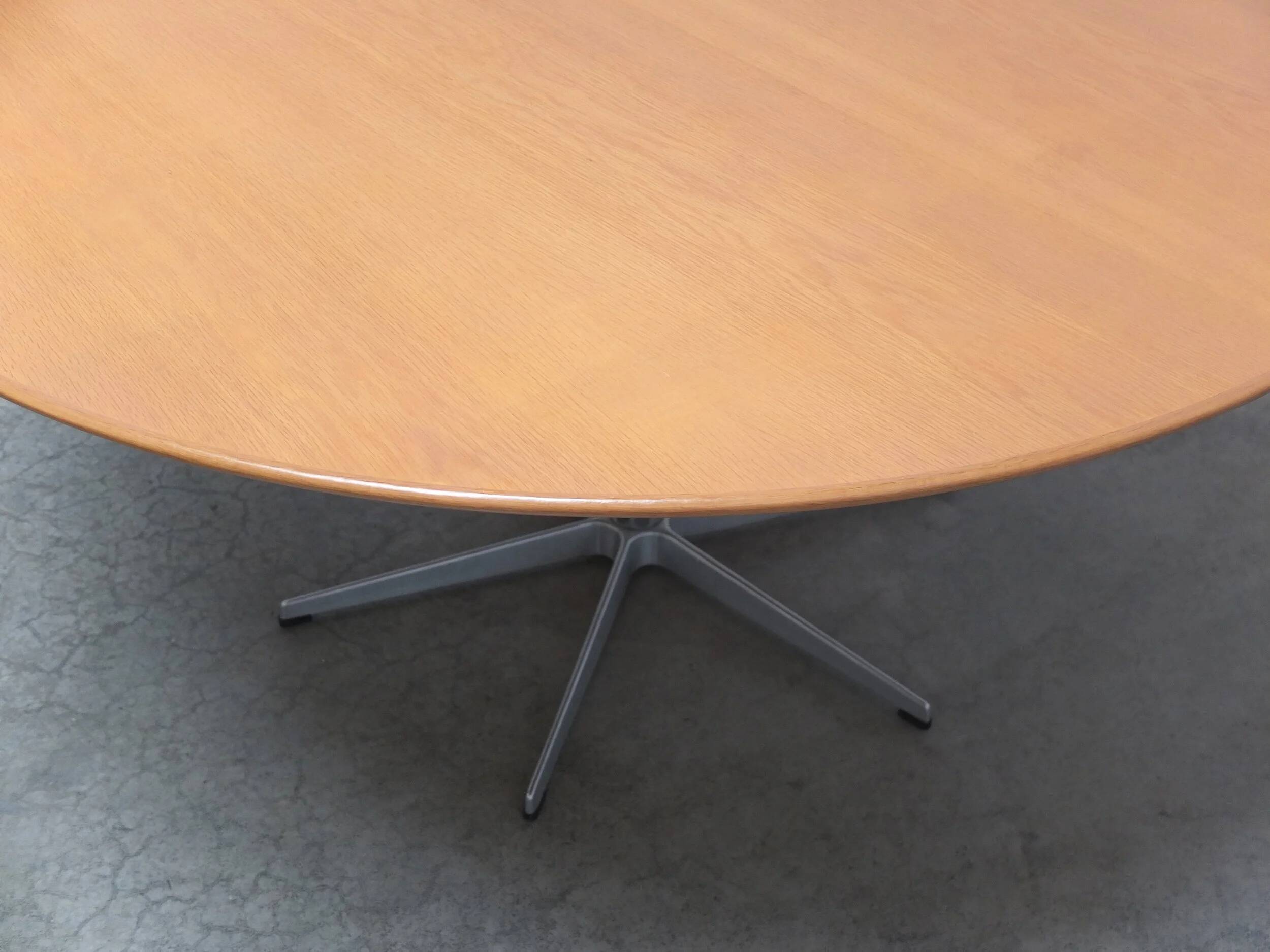 Large 'circular' oak dining table by Arne Jacobsen for Fritz Hansen, 1966