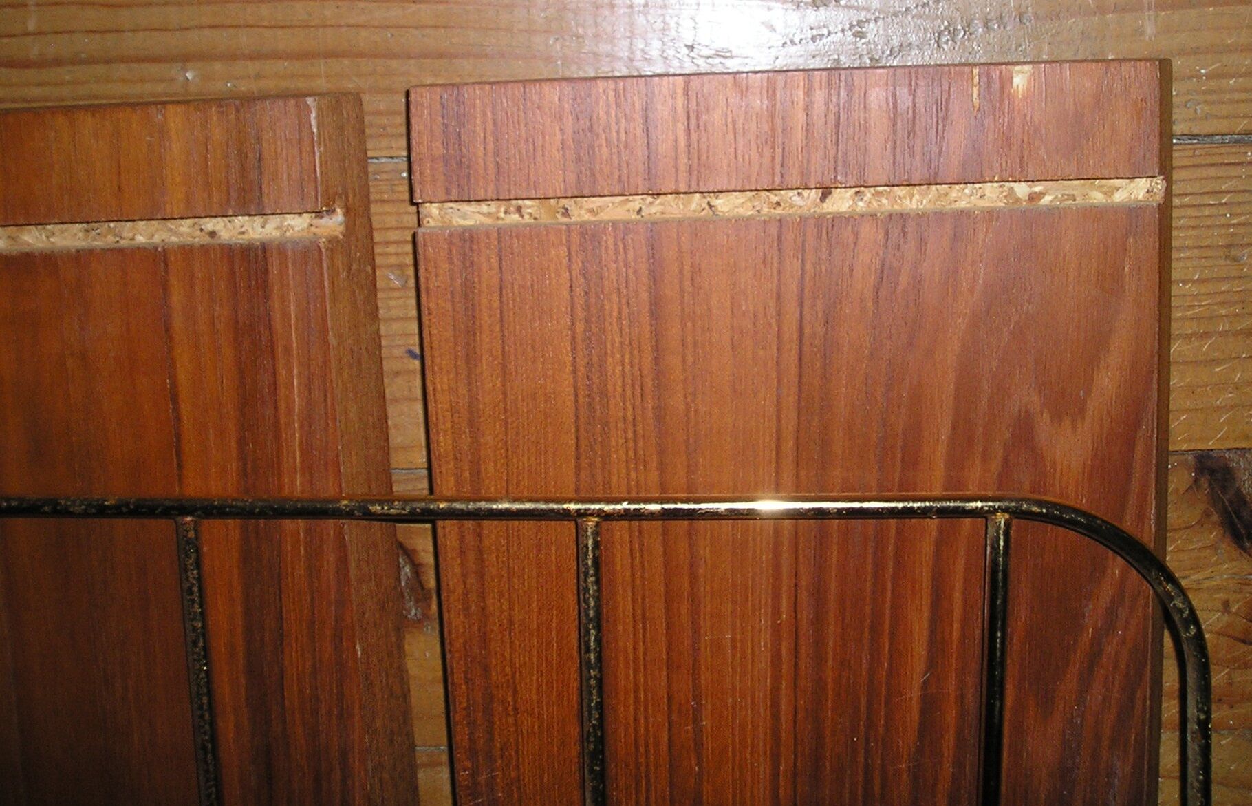 Etagère murale string bois-métal doré Nisse Strinning
