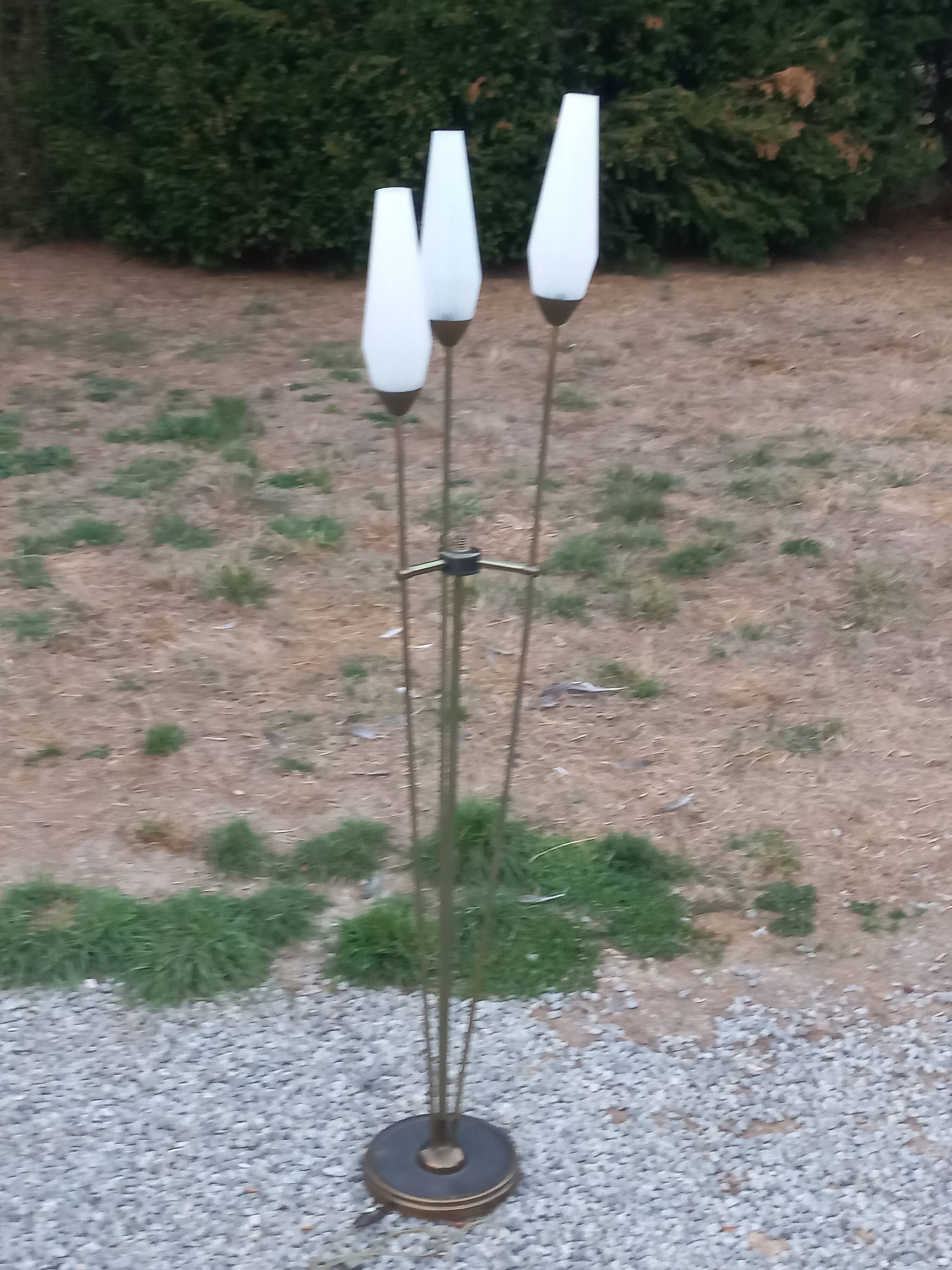 Vintage Lunel floor lamp with 3 golden metal tulips from the 1960s.