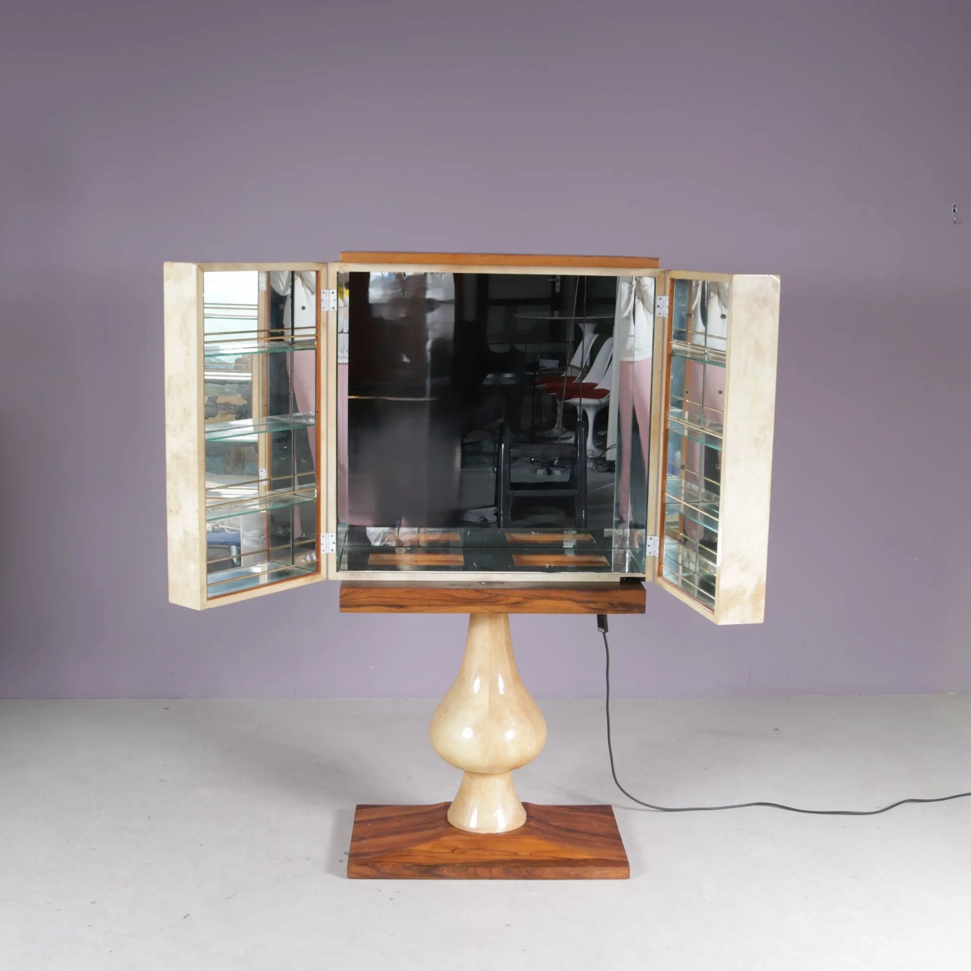 Cabinet de bar Aldo Tura en peau de chèvre sur piédestal, années 1960