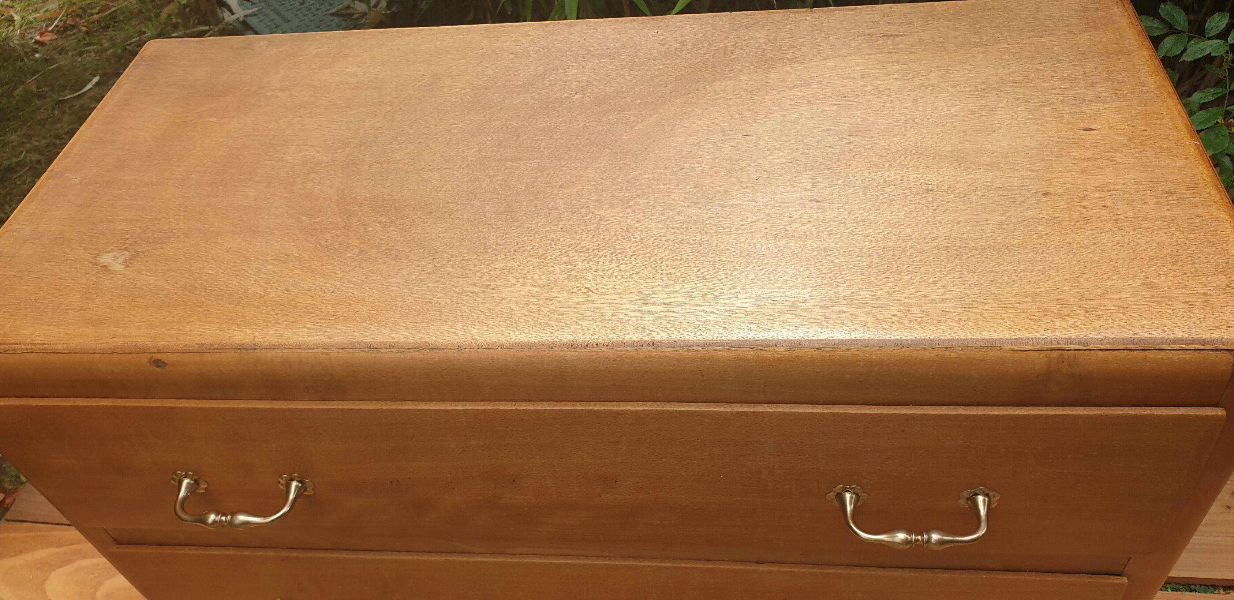 Dresser compass feet