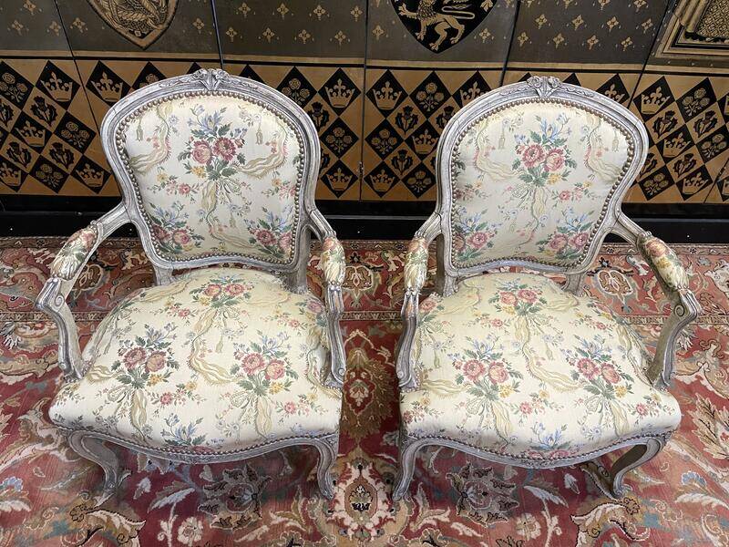 Paire de fauteuils cabriolets de style Louis XV