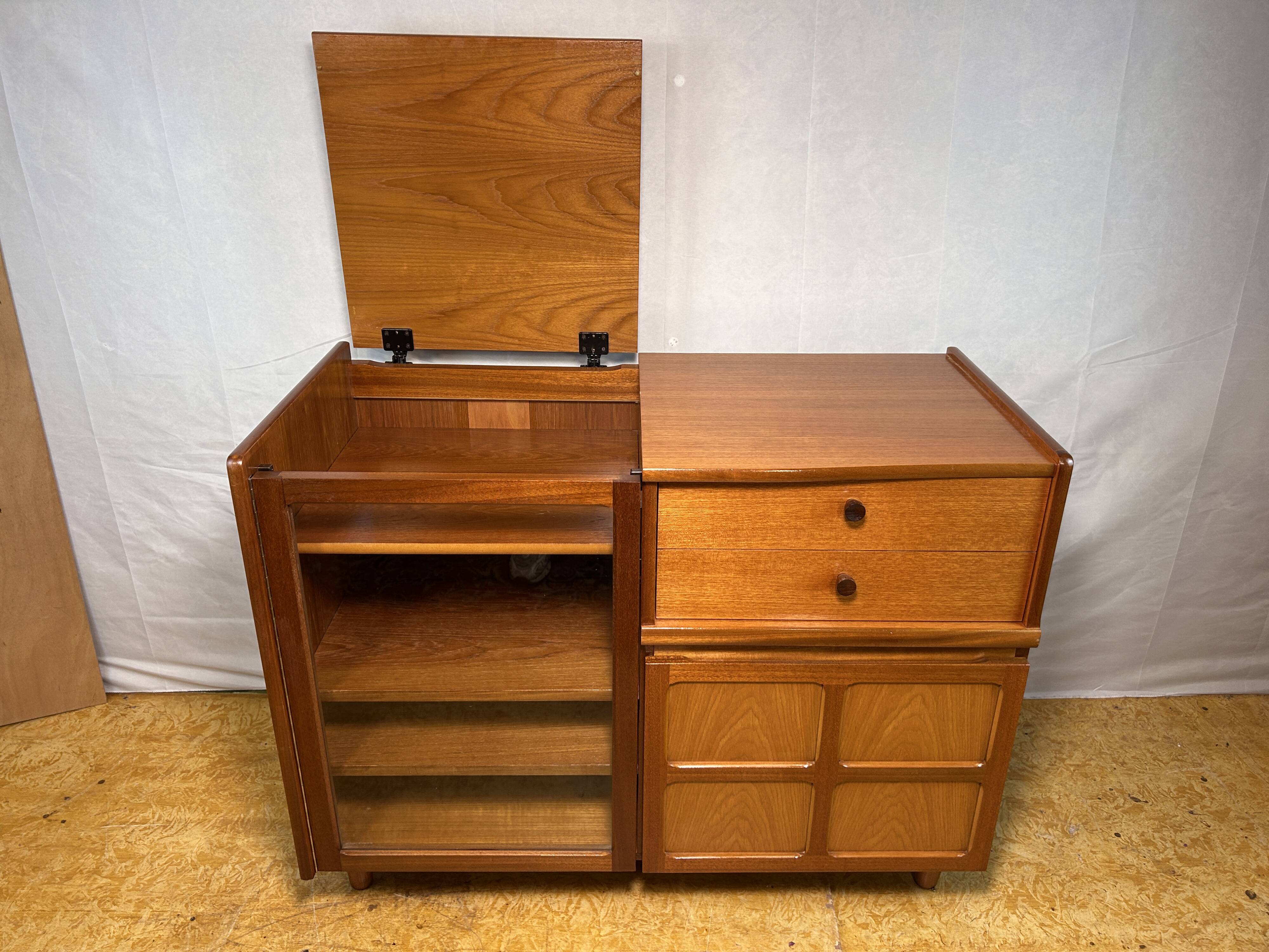 Meuble à disques et à musique rétro vintage en teck du milieu du siècle par Parker Knoll 1970