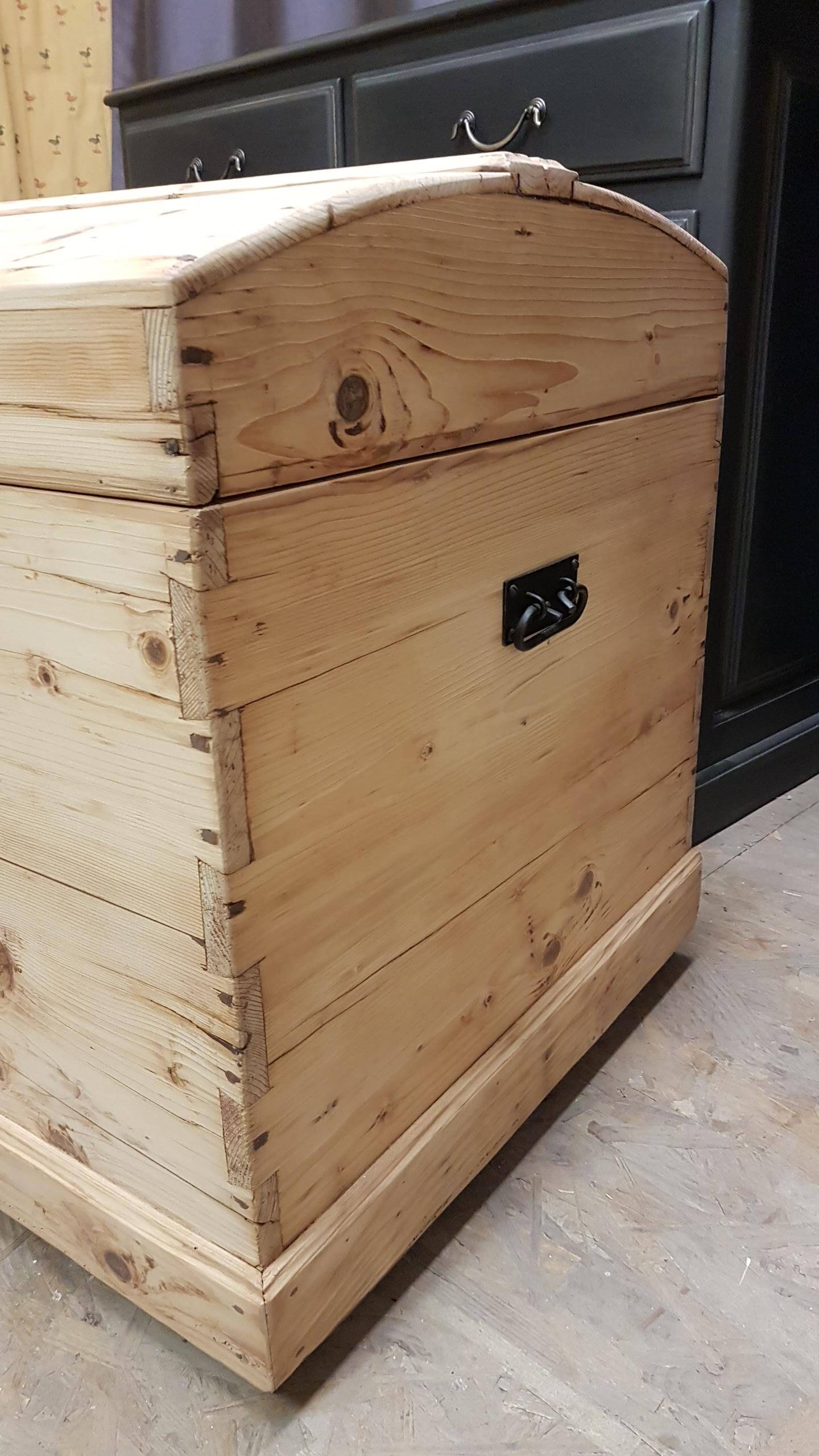 Old curved travel trunk, in pine, stripped 98x60x65