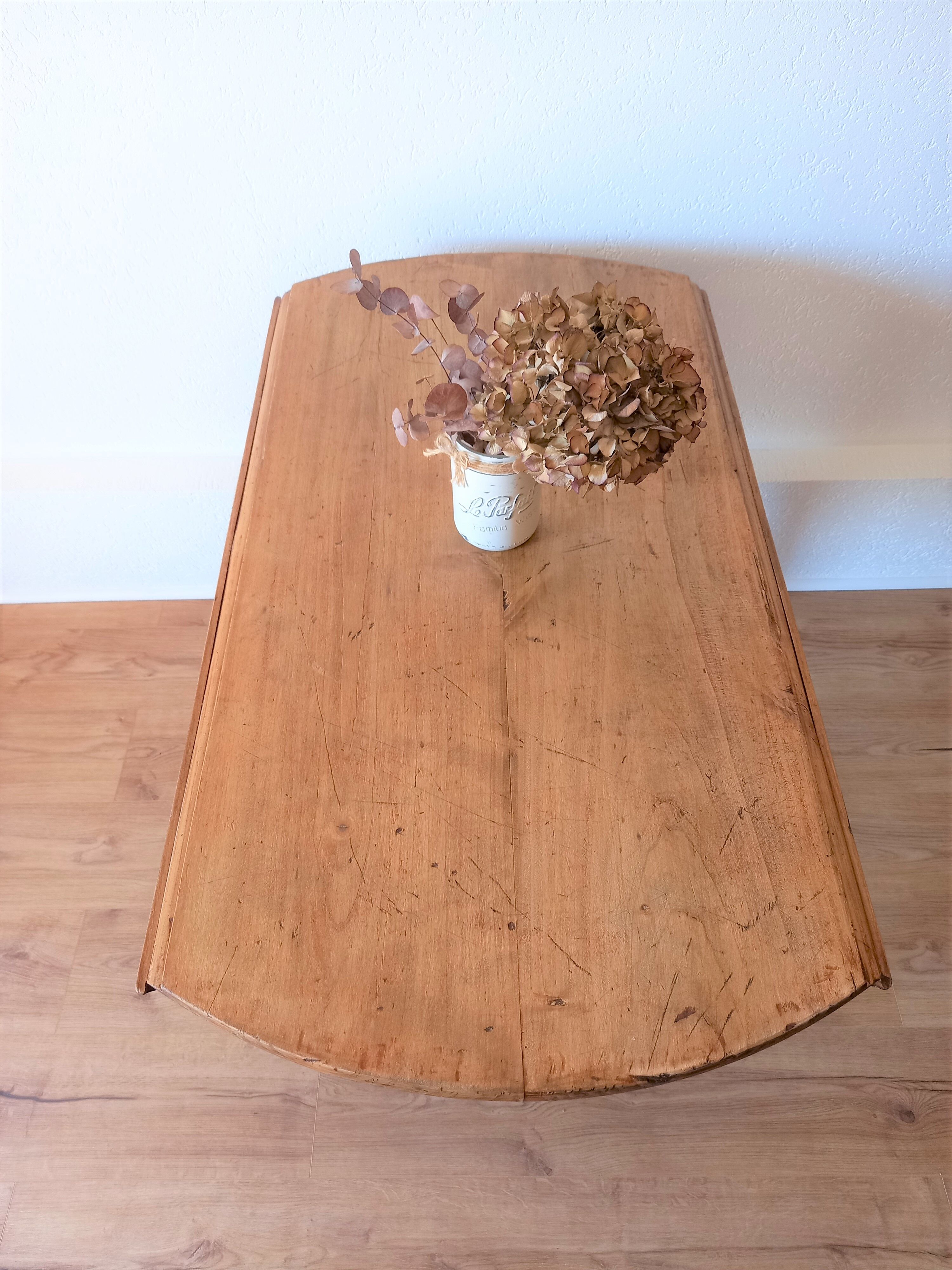 Round table with flaps