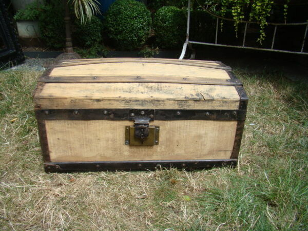 Malle bombée ancienne