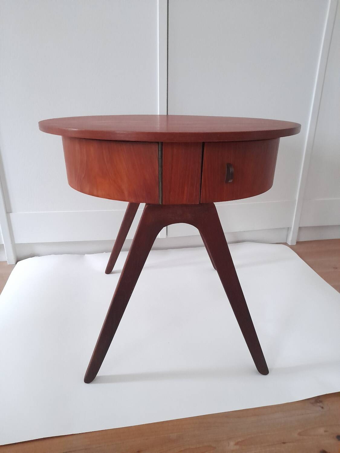 Pretty worker or Scandinavian teak side table