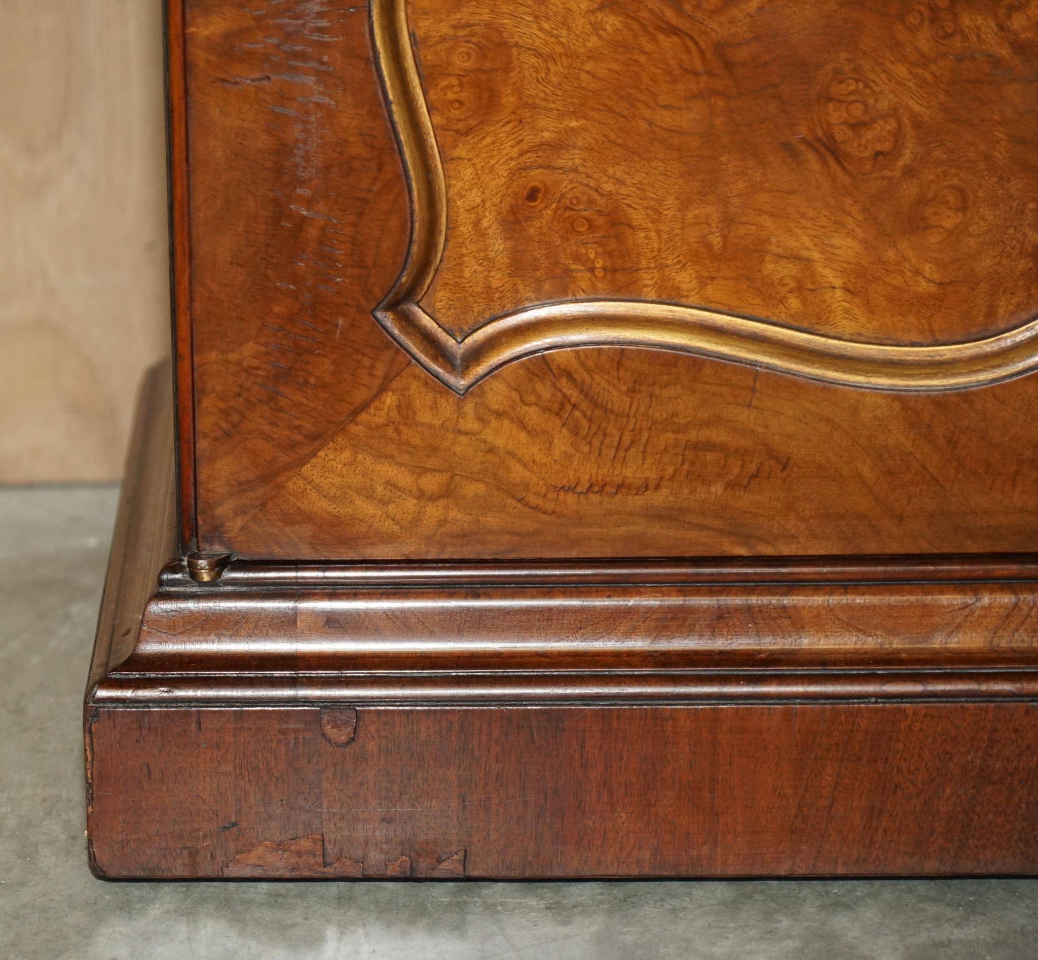 Bibliothèque victorienne en noyer loupe avec portes vitrées gothiques