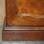 Bibliothèque victorienne en noyer loupe avec portes vitrées gothiques