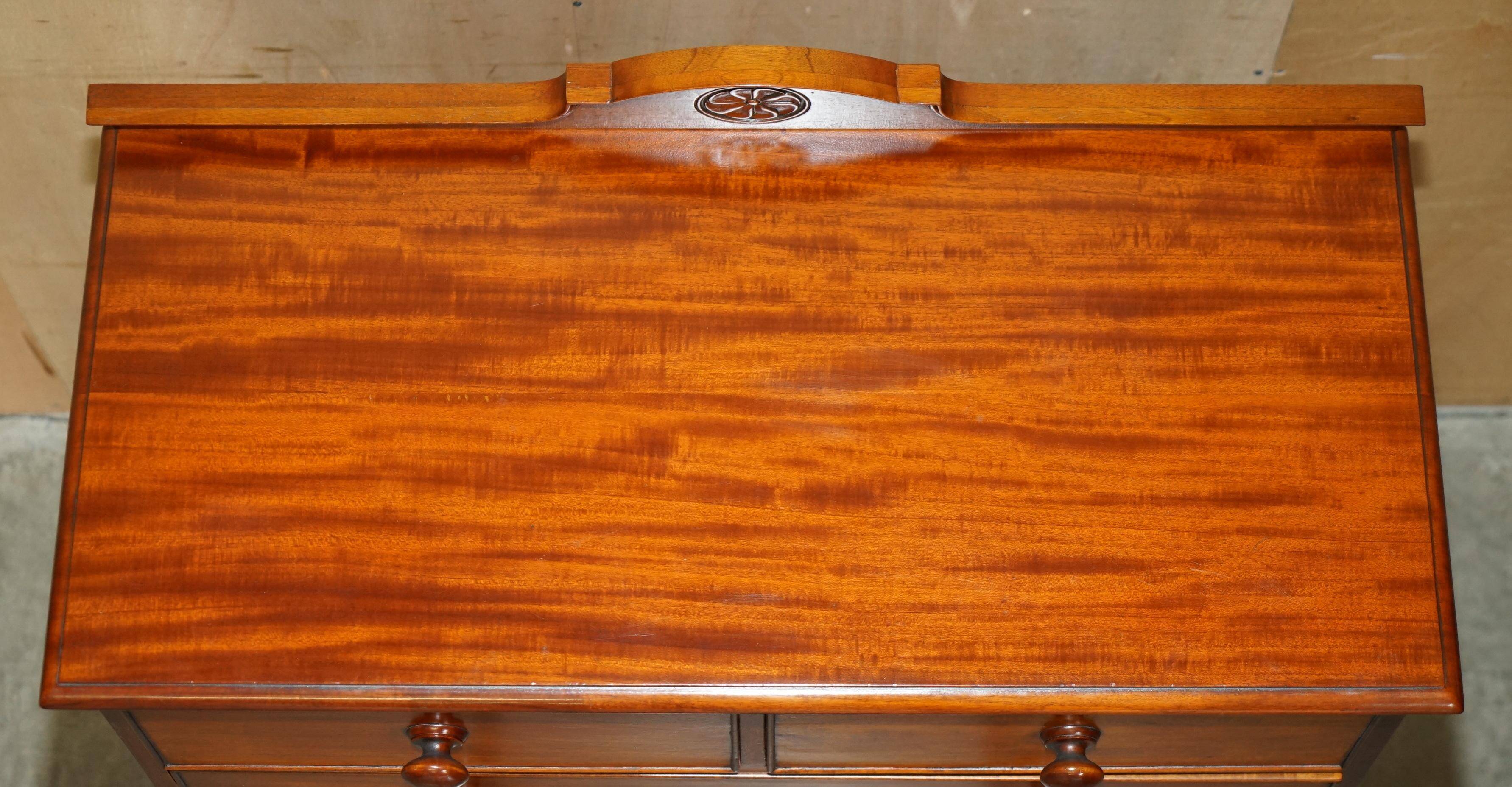 Paire de commodes vintage en acajou flammé