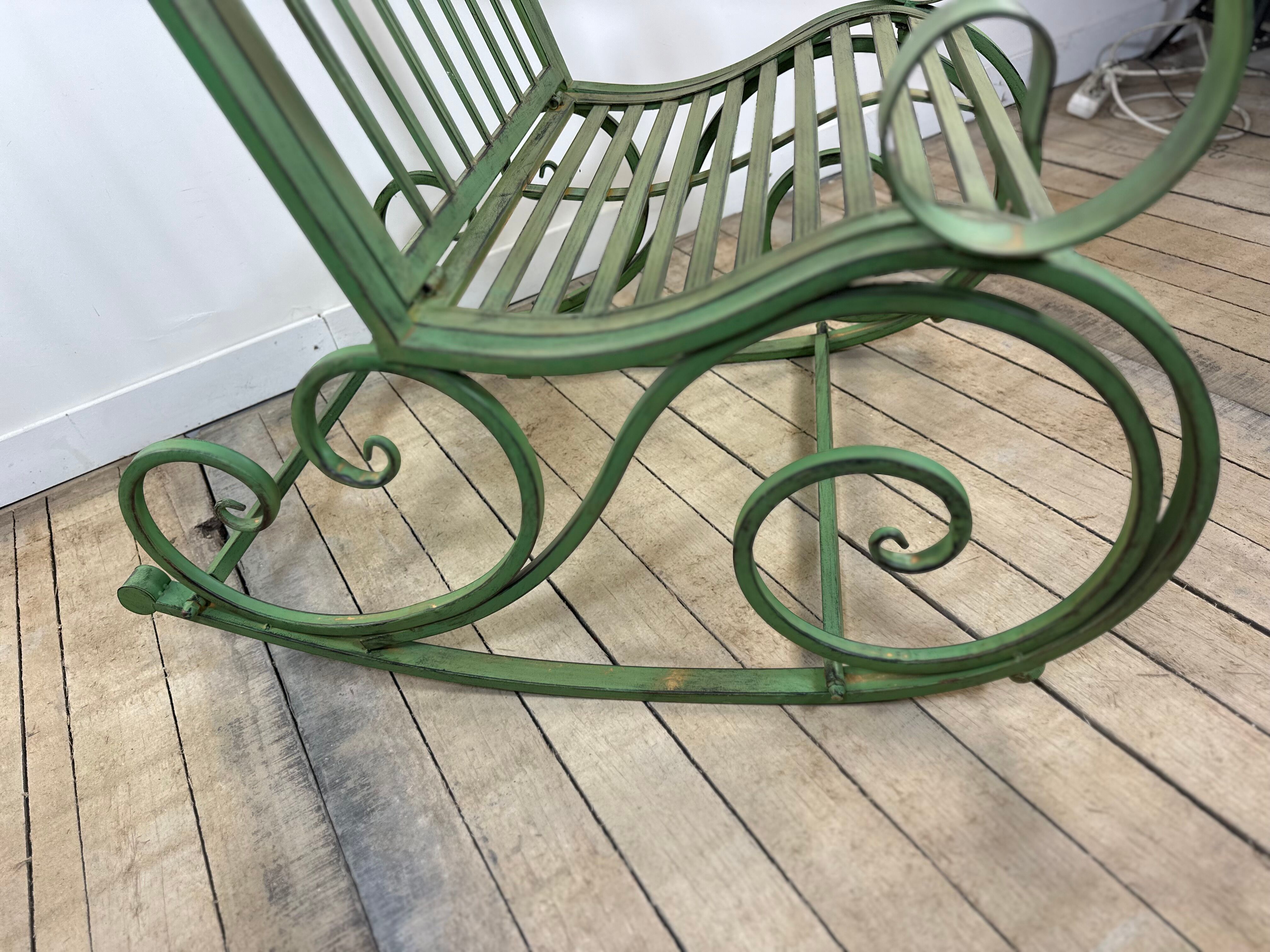 Rocking-chair en fer forgé vert patiné