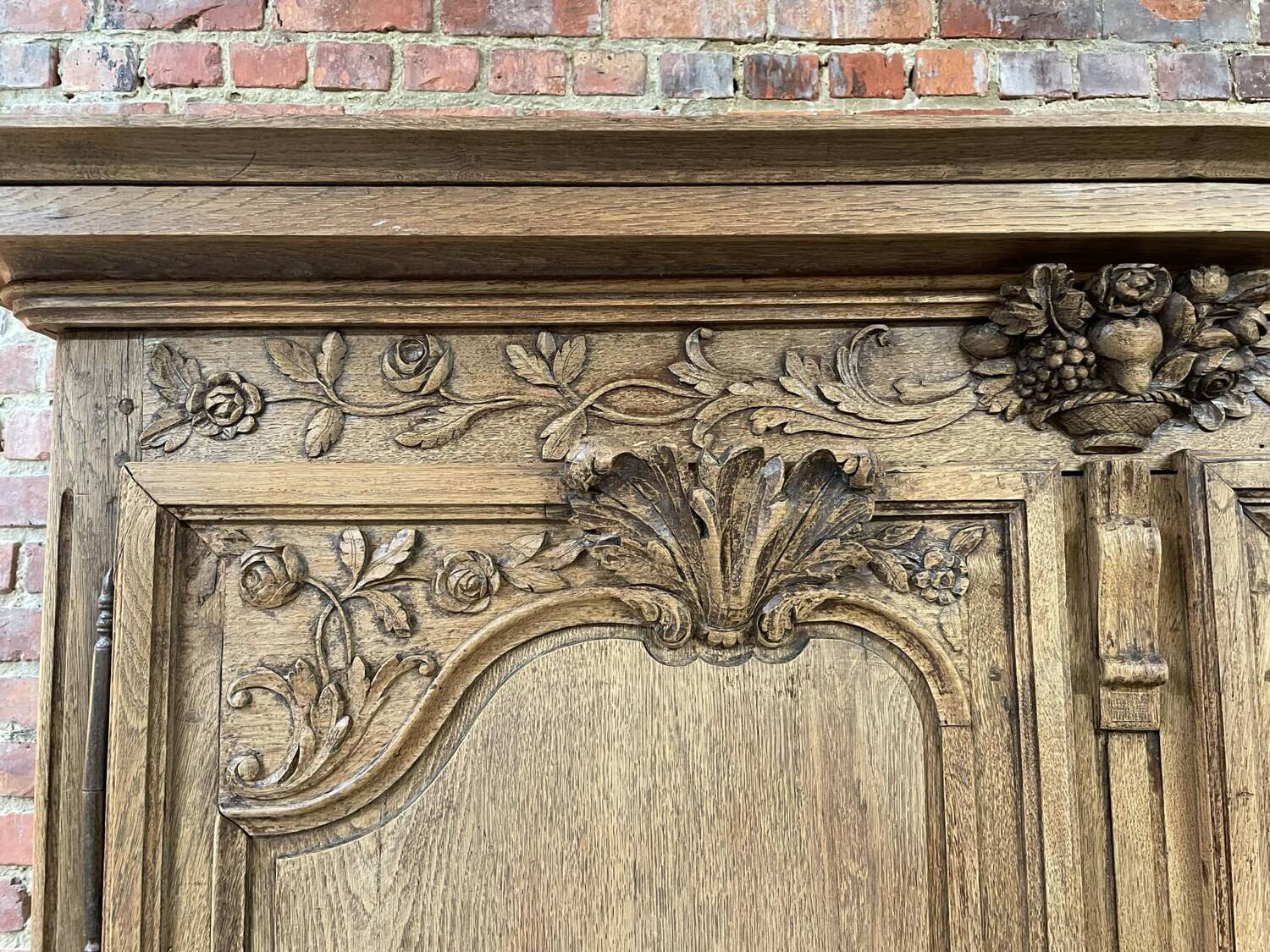 Armoire antique française à motifs floraux sculptés à la main