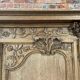 Armoire antique française à motifs floraux sculptés à la main