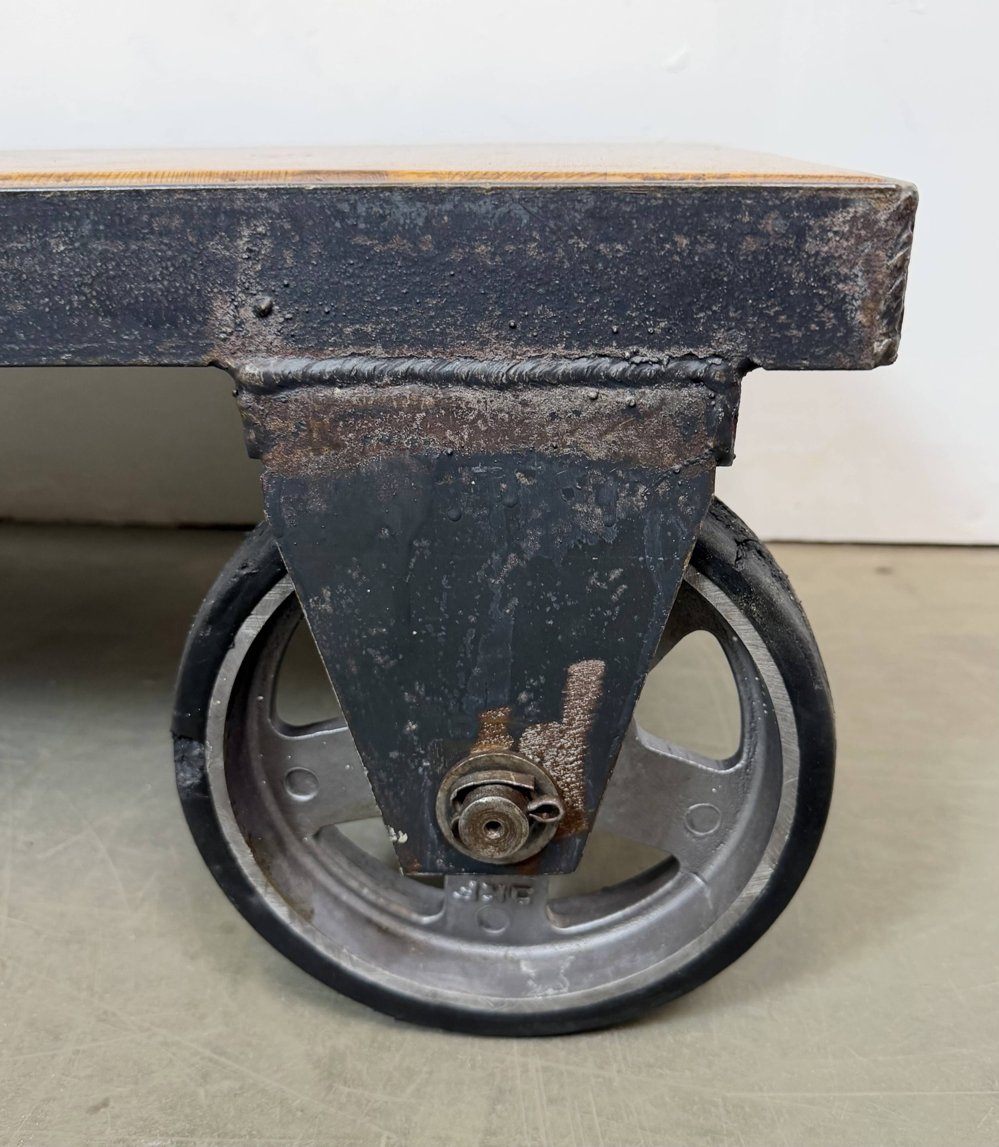 Table basse industrielle noire sur roulettes, années 1960