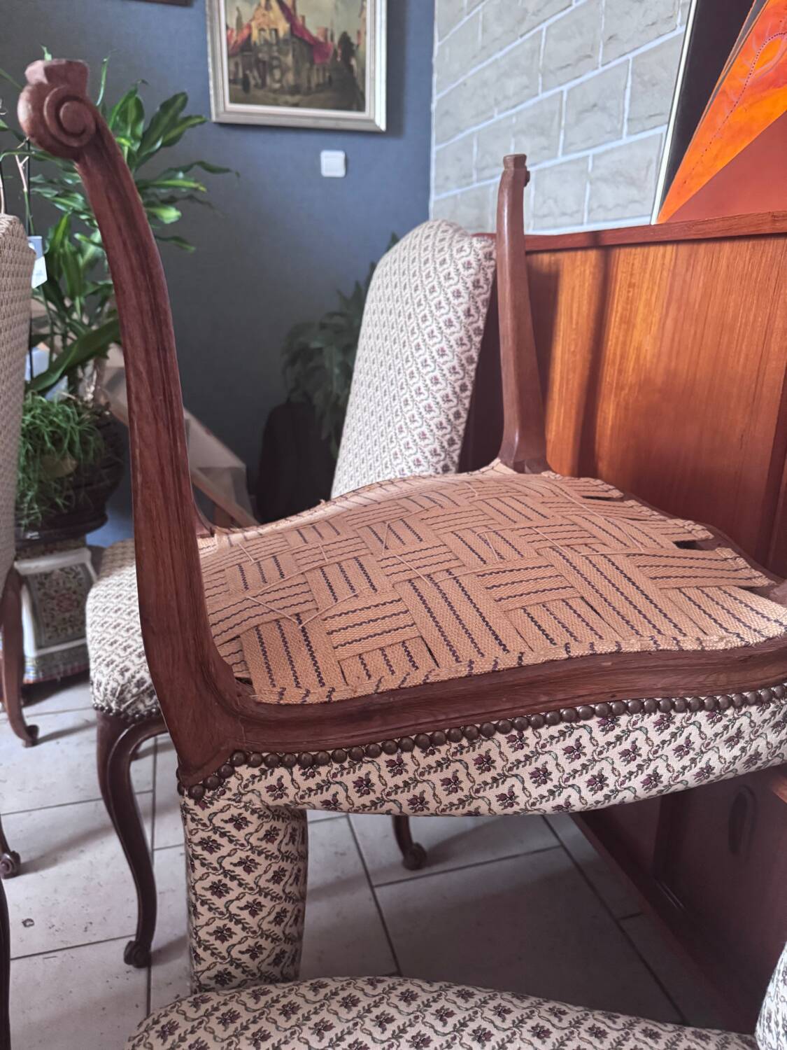 6 chaises Louis XV – tapisserie traditionnelle à ressorts – bois massi