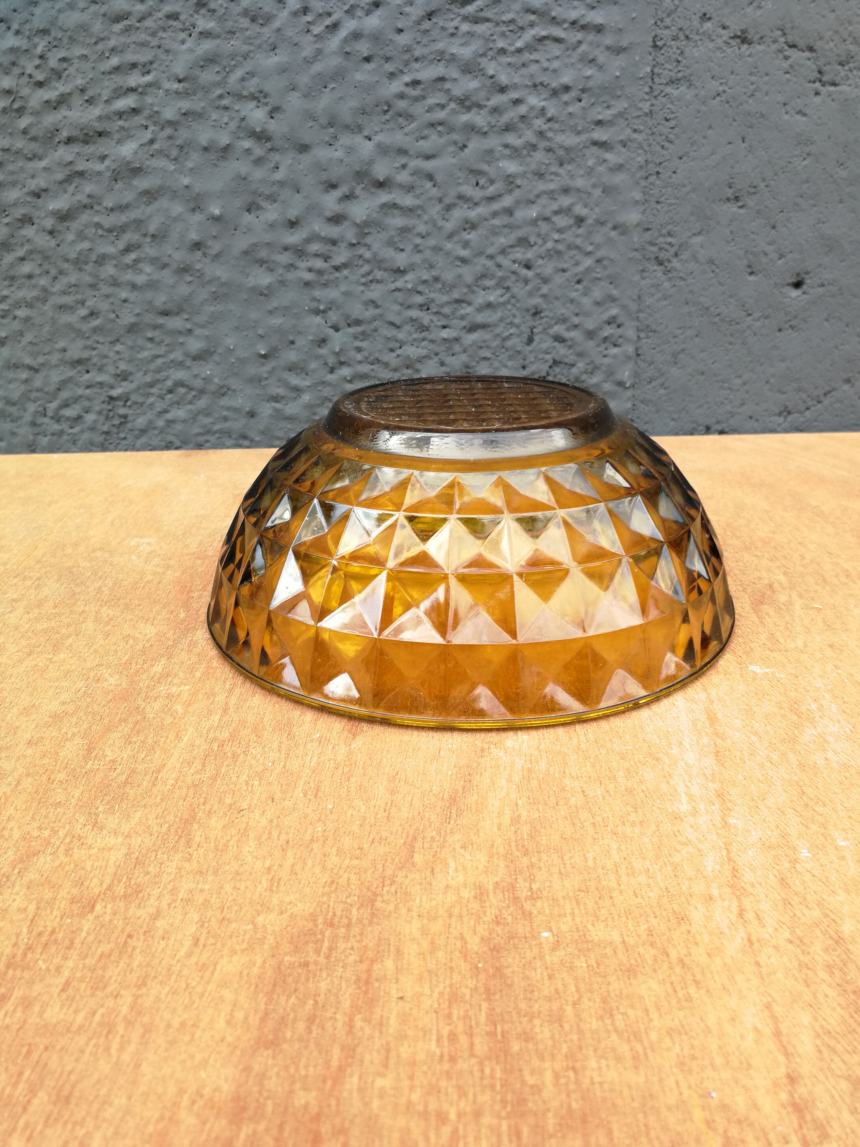 Saladier en verre ambré ciselé
