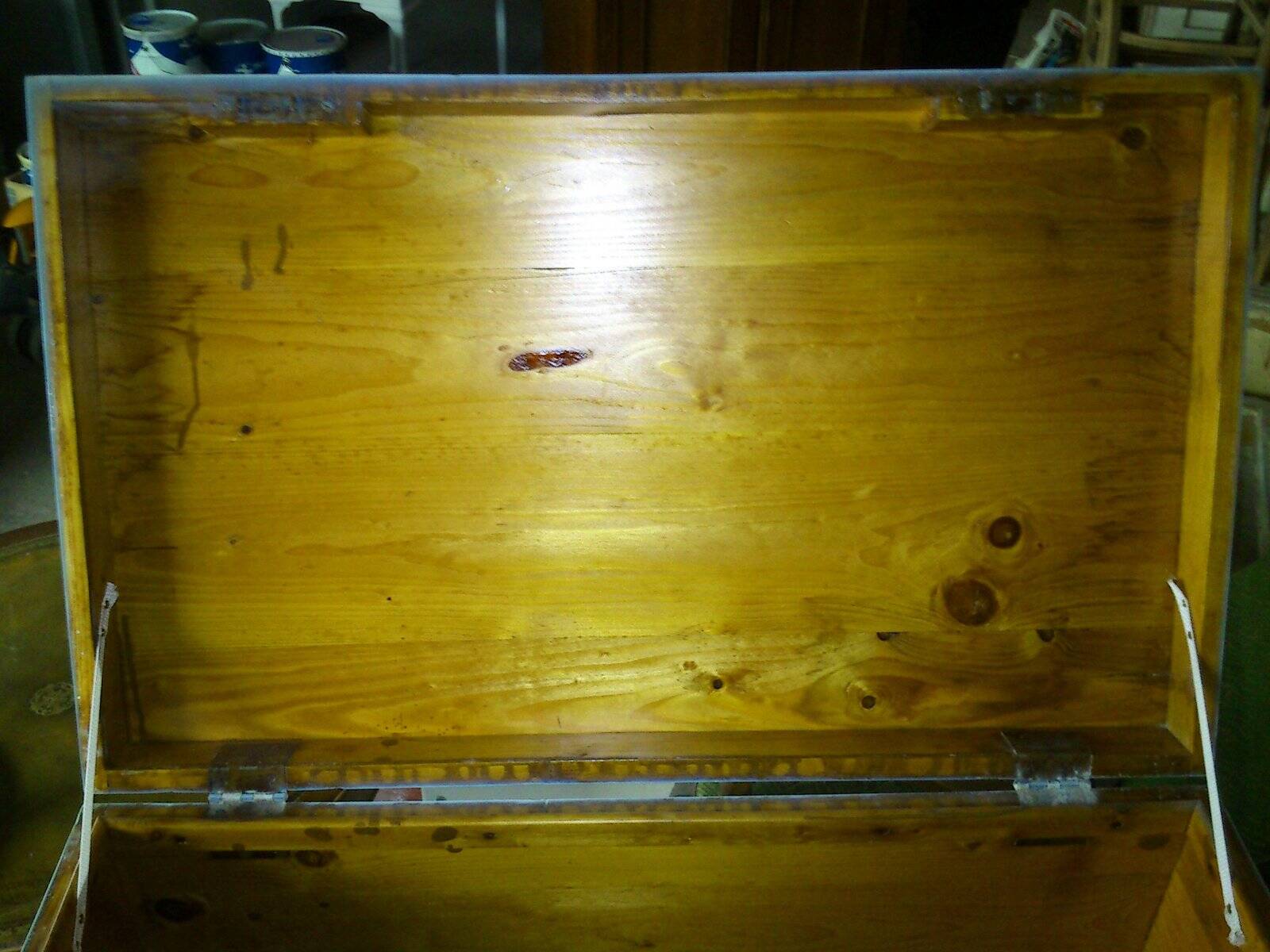 Antique chest of drawers in blue and white painted wood - shabby-chic patinated charm