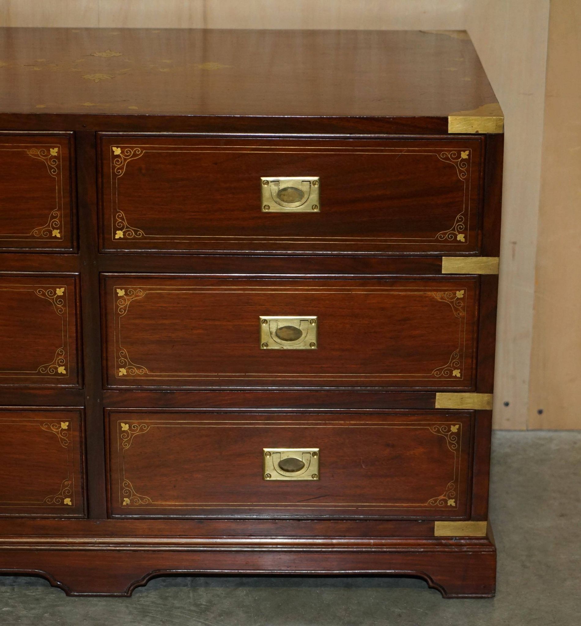Commode vintage anglo-indienne en bois dur avec incrustations en laiton