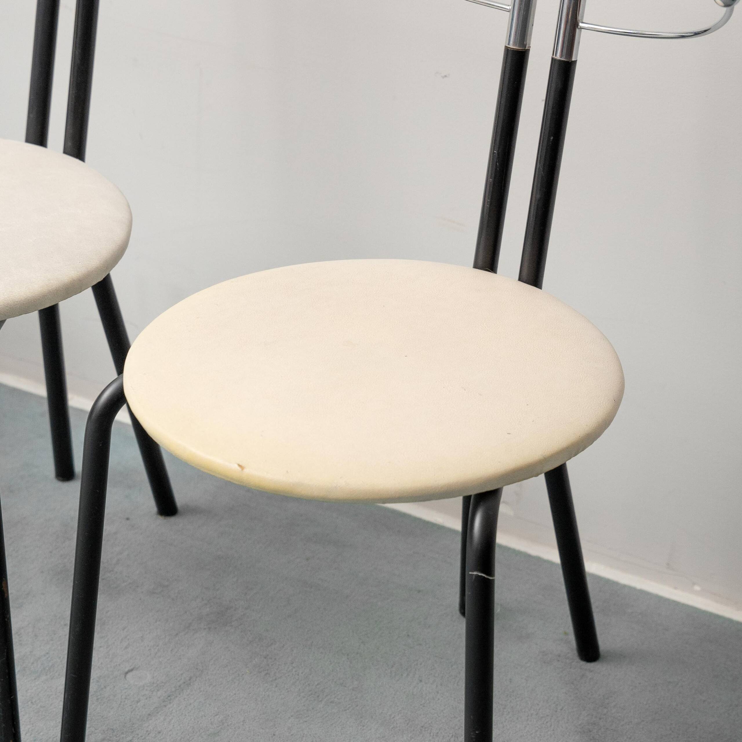 Set of 6 vintage chairs in chromed metal and white fabric, 1980s modernism