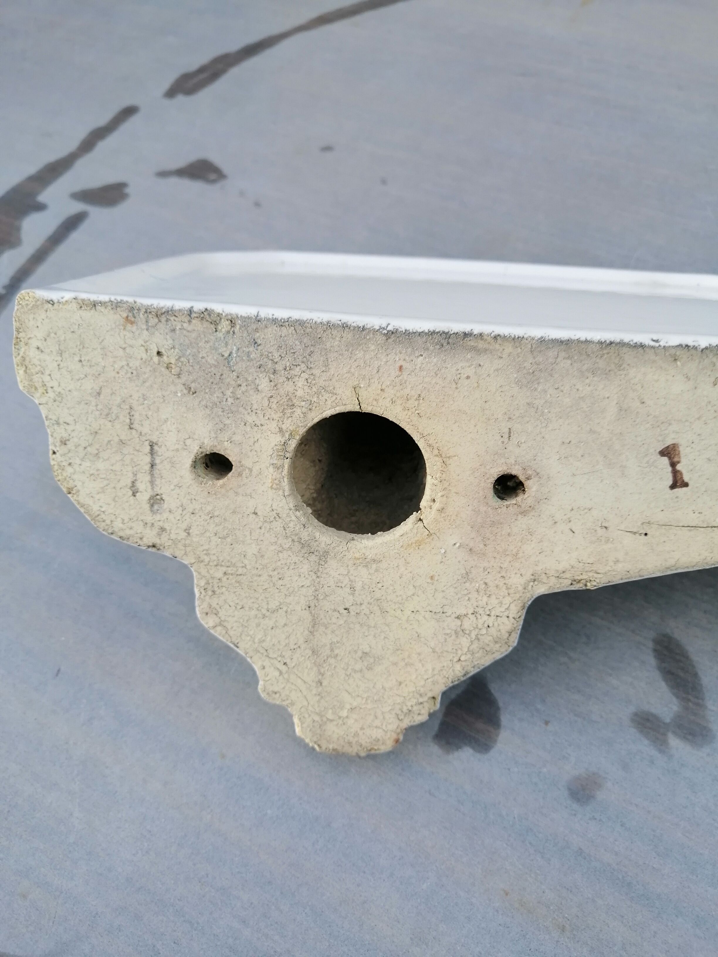 Bathroom shelf in antique ceramic