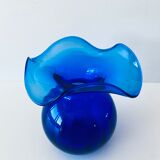 Vase bleu à collerette