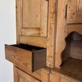 Very important Franc Comtois buffet from the 18th century in honey-colored fir circa 1750