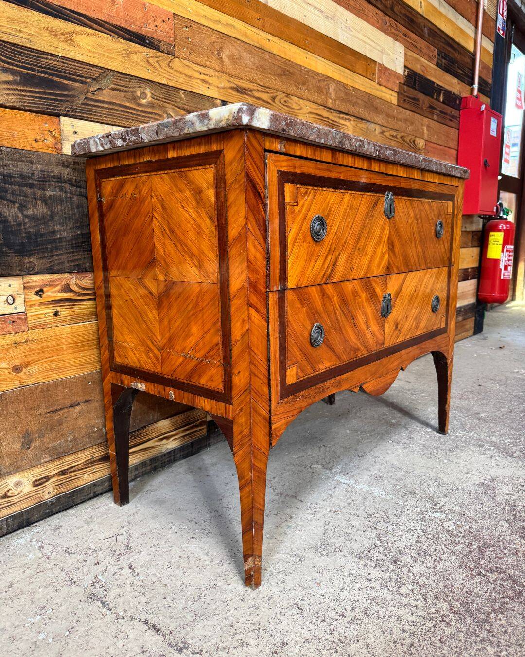 Jumping commode in fruitwood and marble